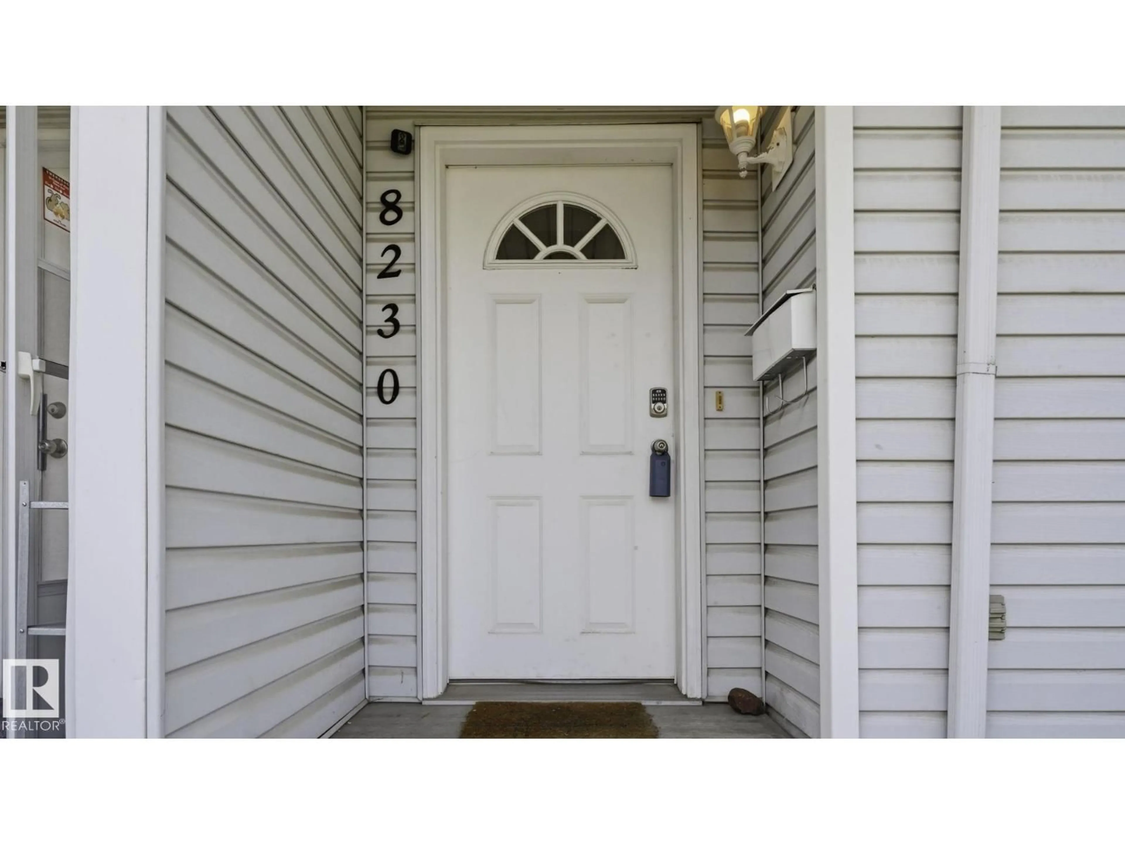 Indoor entryway for 8230 71 ST, Edmonton Alberta T6B1X2