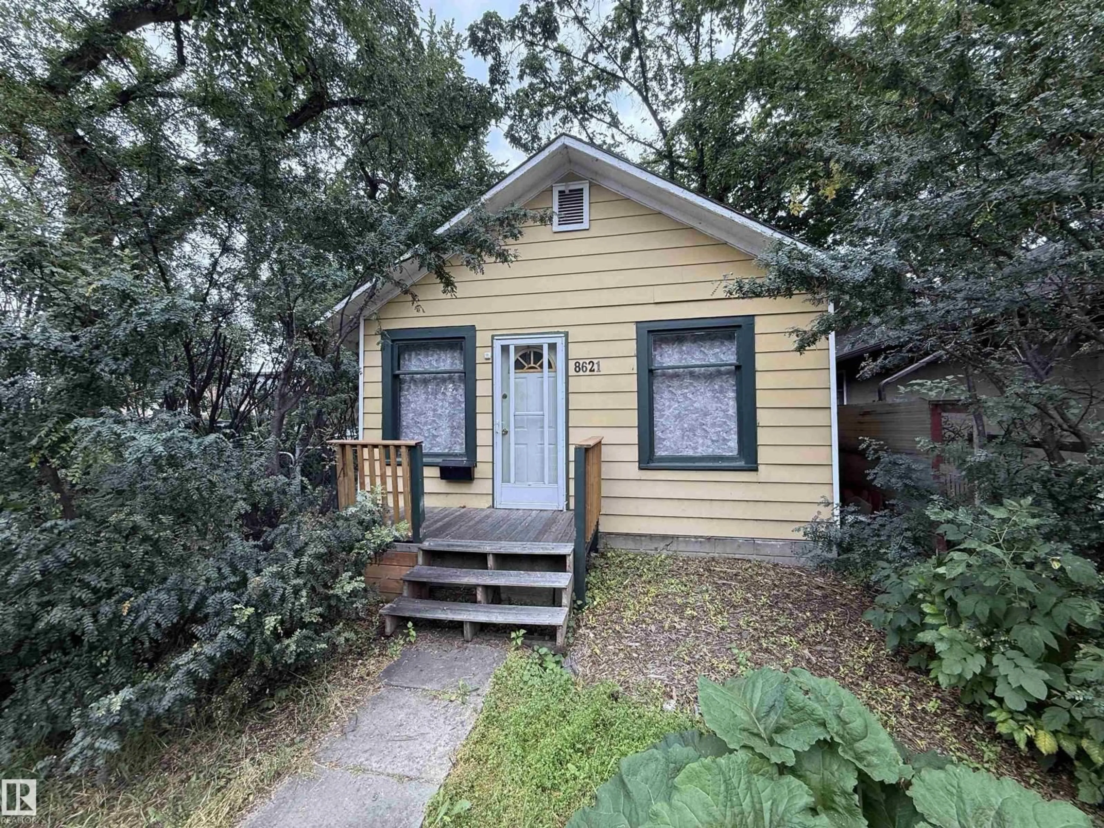 Shed for 8621 100 ST, Edmonton Alberta T6E3Y2