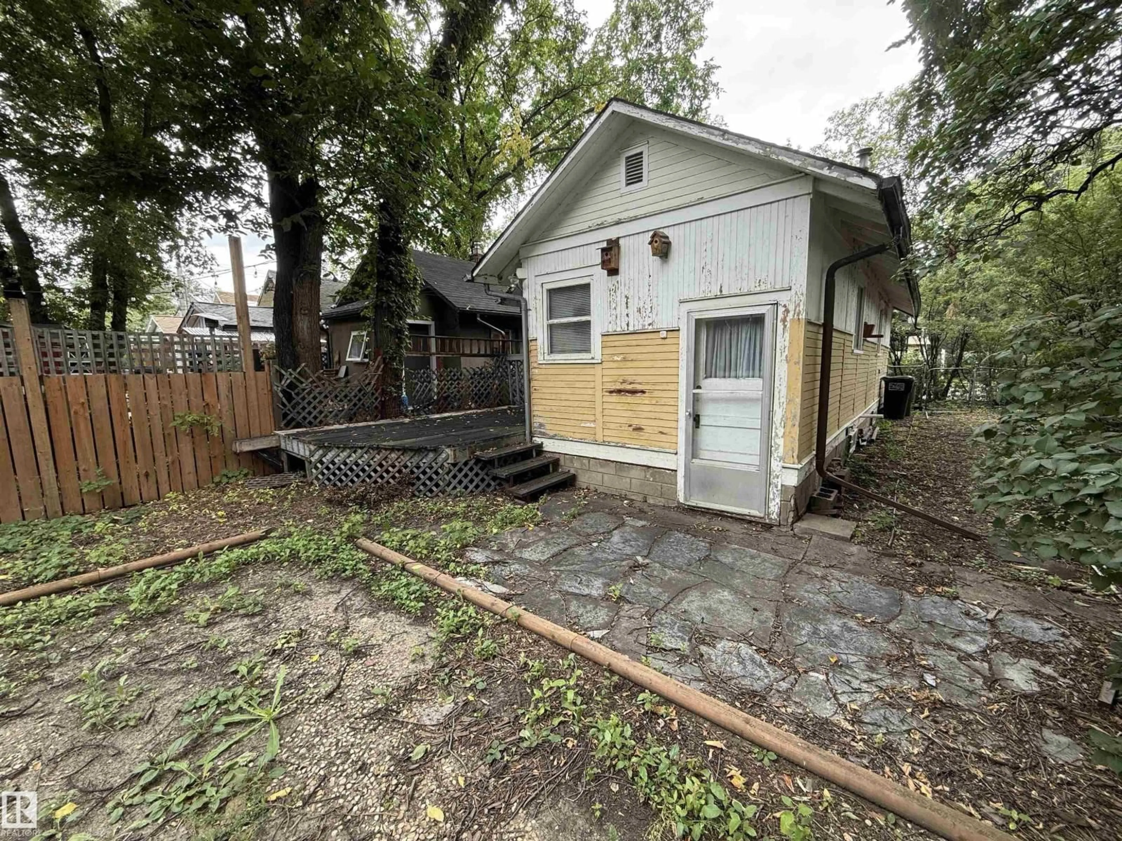 Shed for 8621 100 ST, Edmonton Alberta T6E3Y2