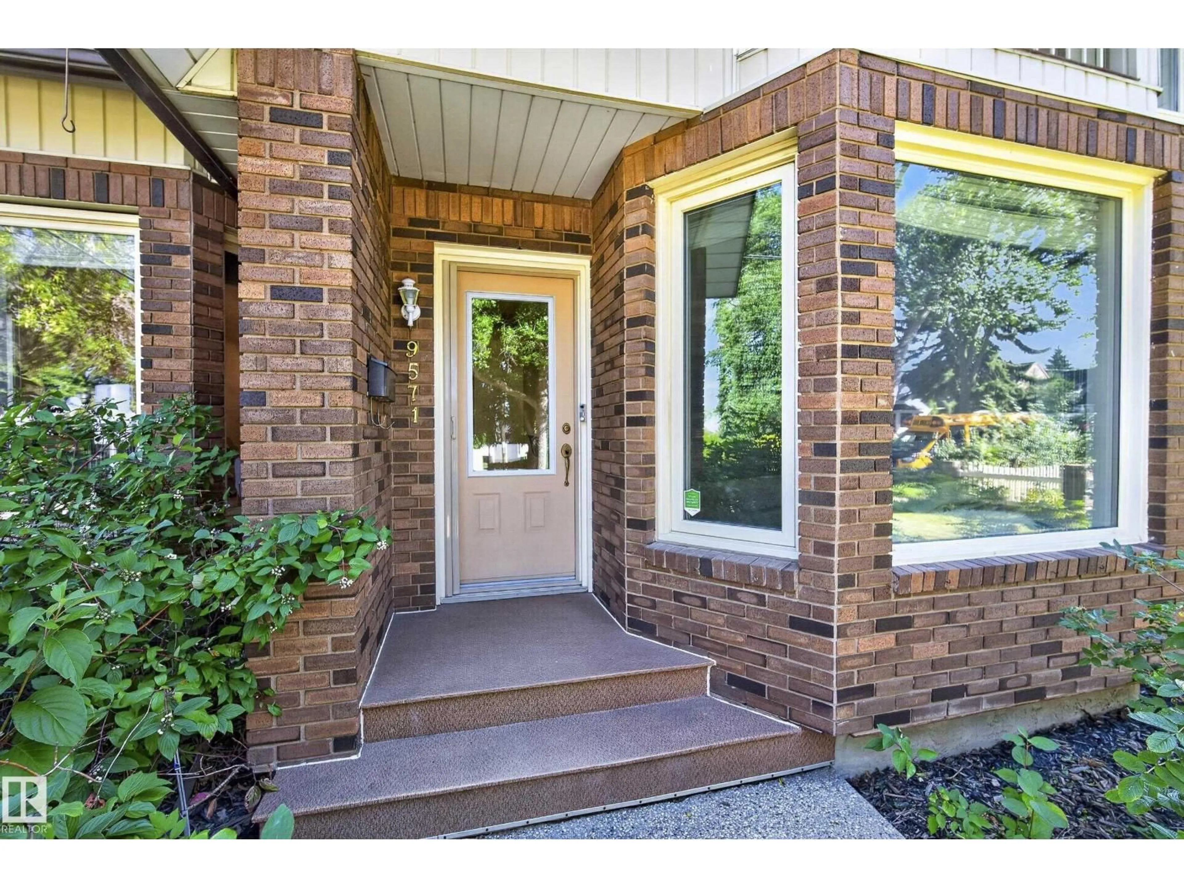 Indoor entryway for 9571 91 ST, Edmonton Alberta T6C3P6