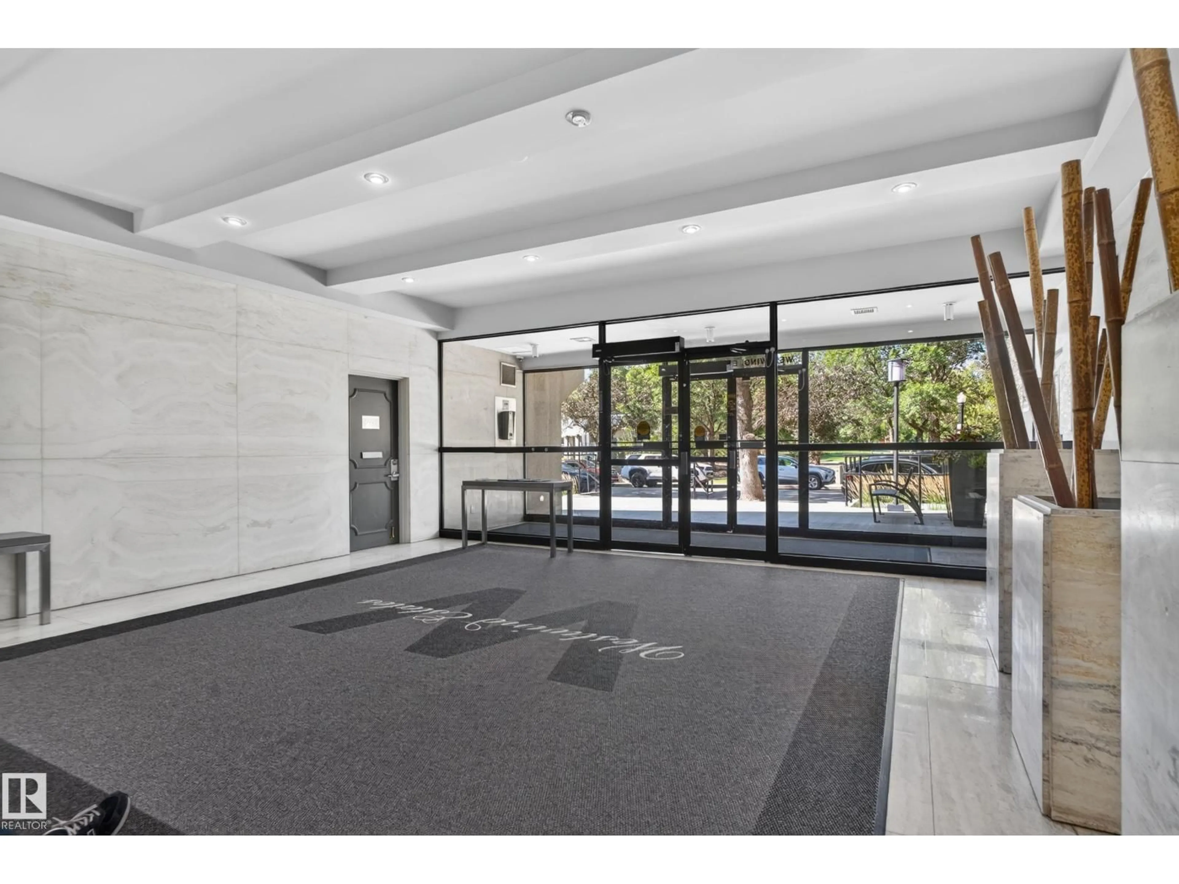 Indoor foyer for #301 - 9809 110 ST, Edmonton Alberta T5K2J9
