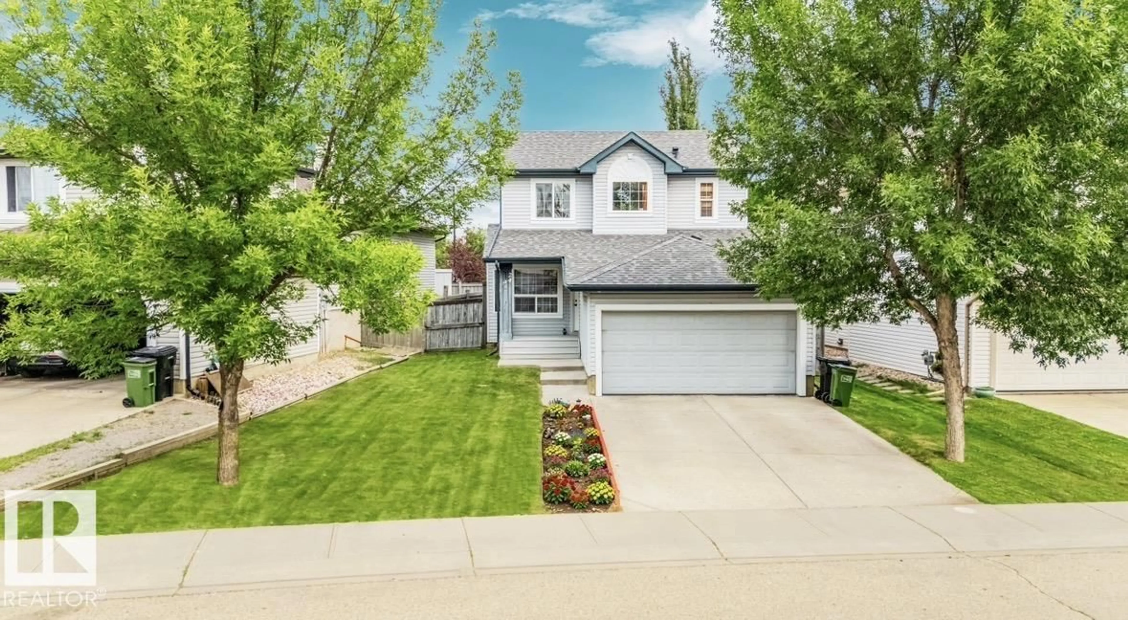 Home with vinyl exterior material, street for 20324 48 AV, Edmonton Alberta T6M2Z6