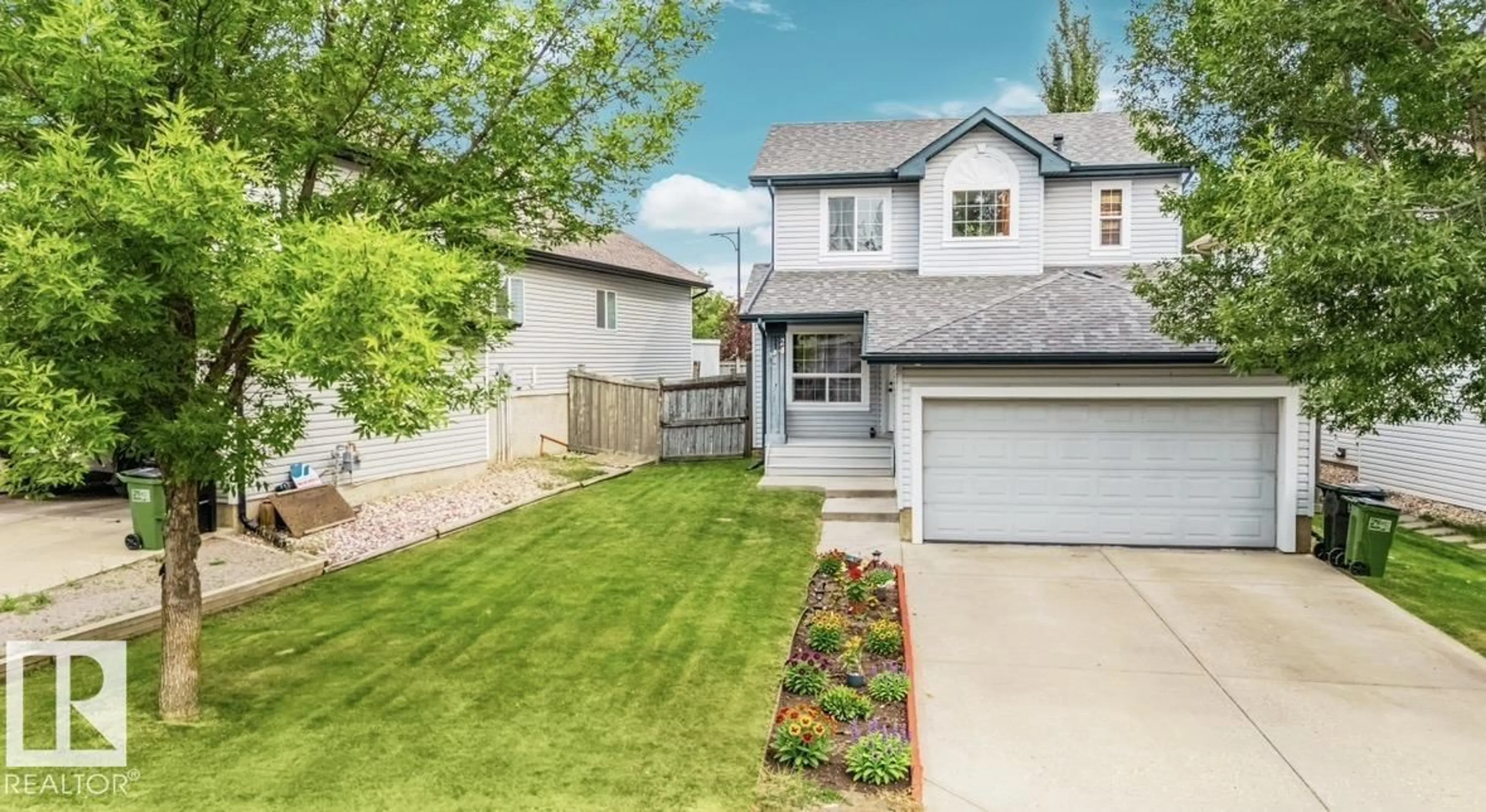 Home with vinyl exterior material, street for 20324 48 AV, Edmonton Alberta T6M2Z6