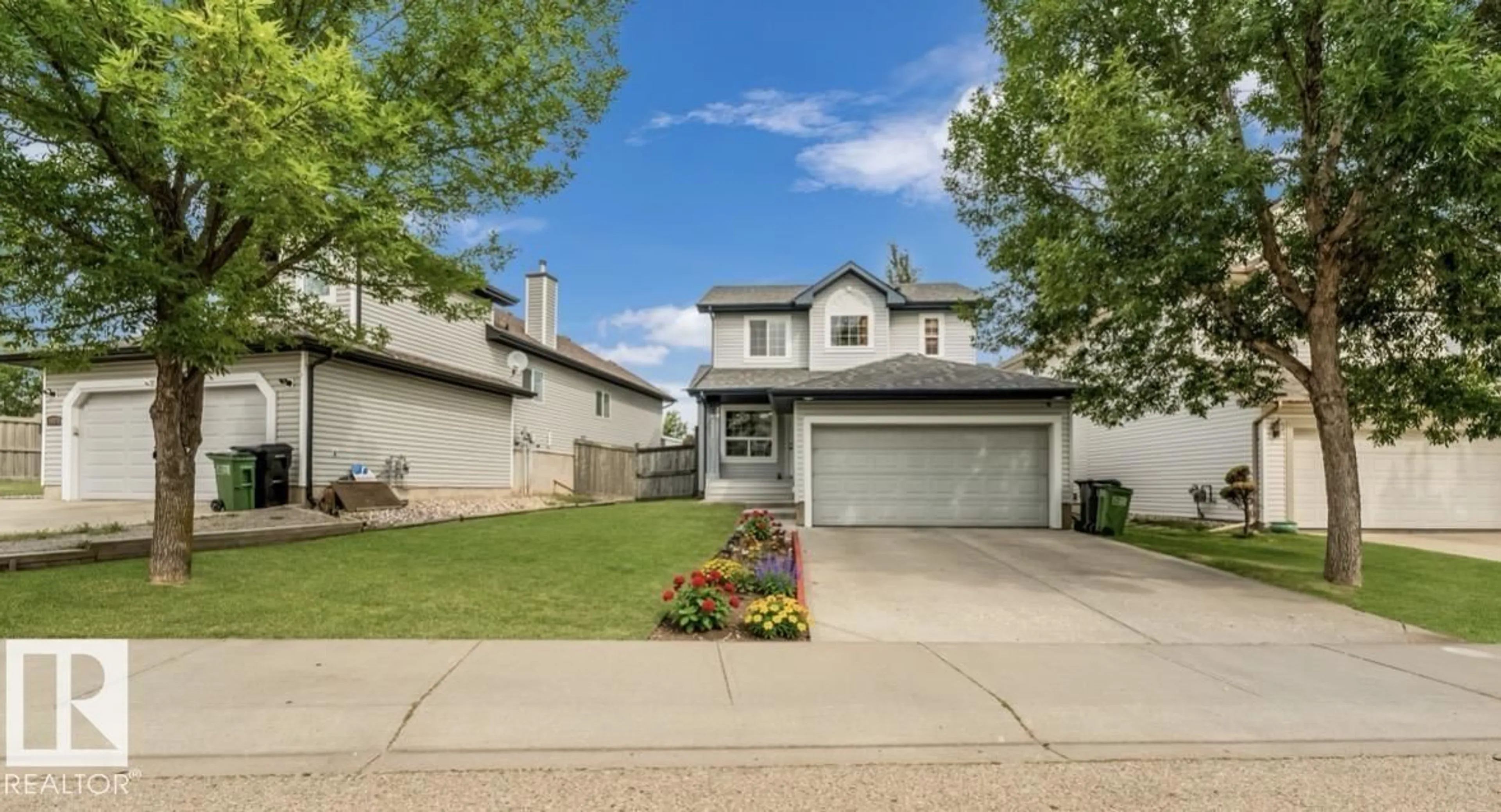 Home with vinyl exterior material, street for 20324 48 AV, Edmonton Alberta T6M2Z6