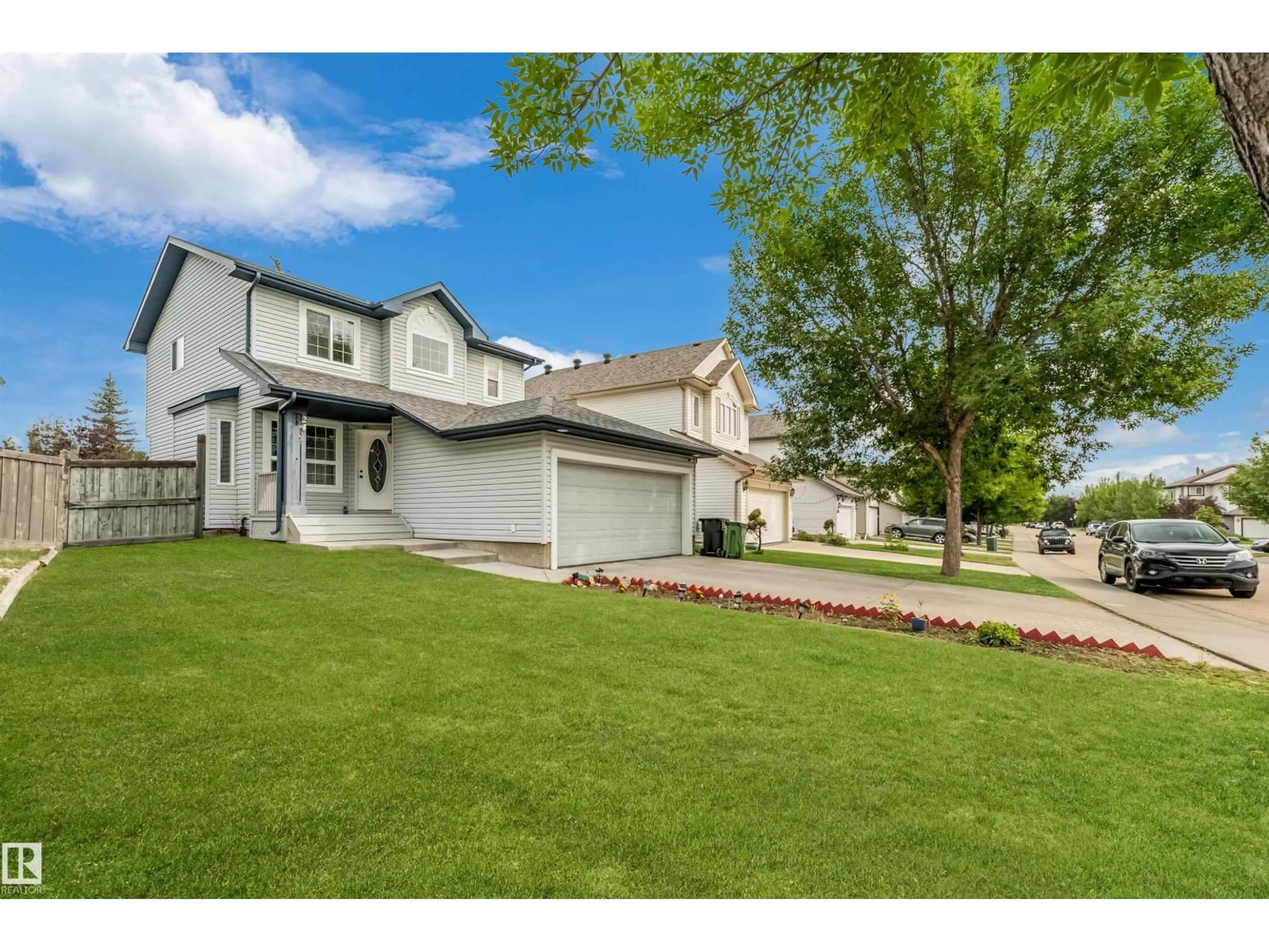 Home with vinyl exterior material, street for 20324 48 AV, Edmonton Alberta T6M2Z6