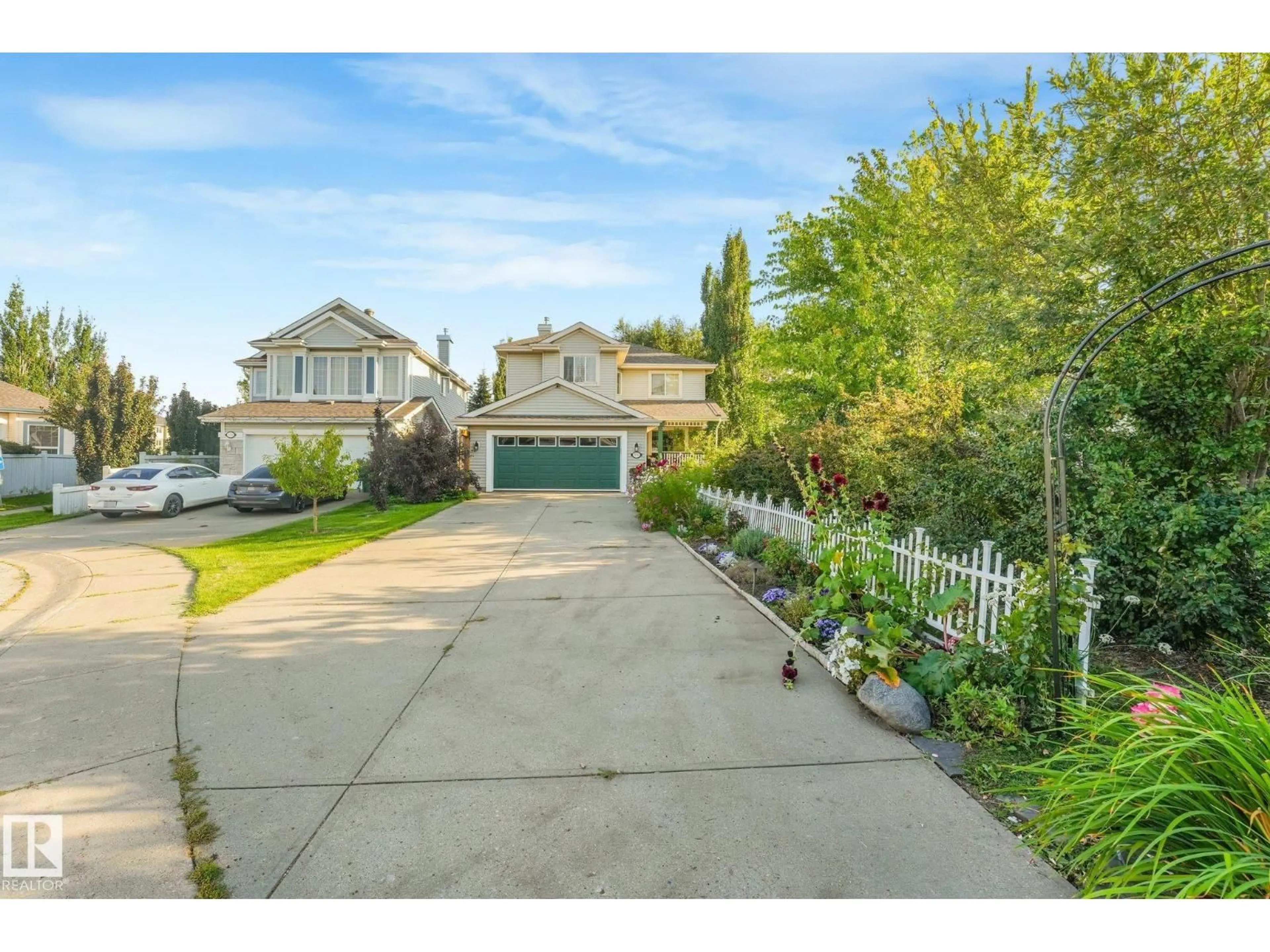 A pic from outside/outdoor area/front of a property/back of a property/a pic from drone, street for 570 GLENWRIGHT CR, Edmonton Alberta T5T6K8