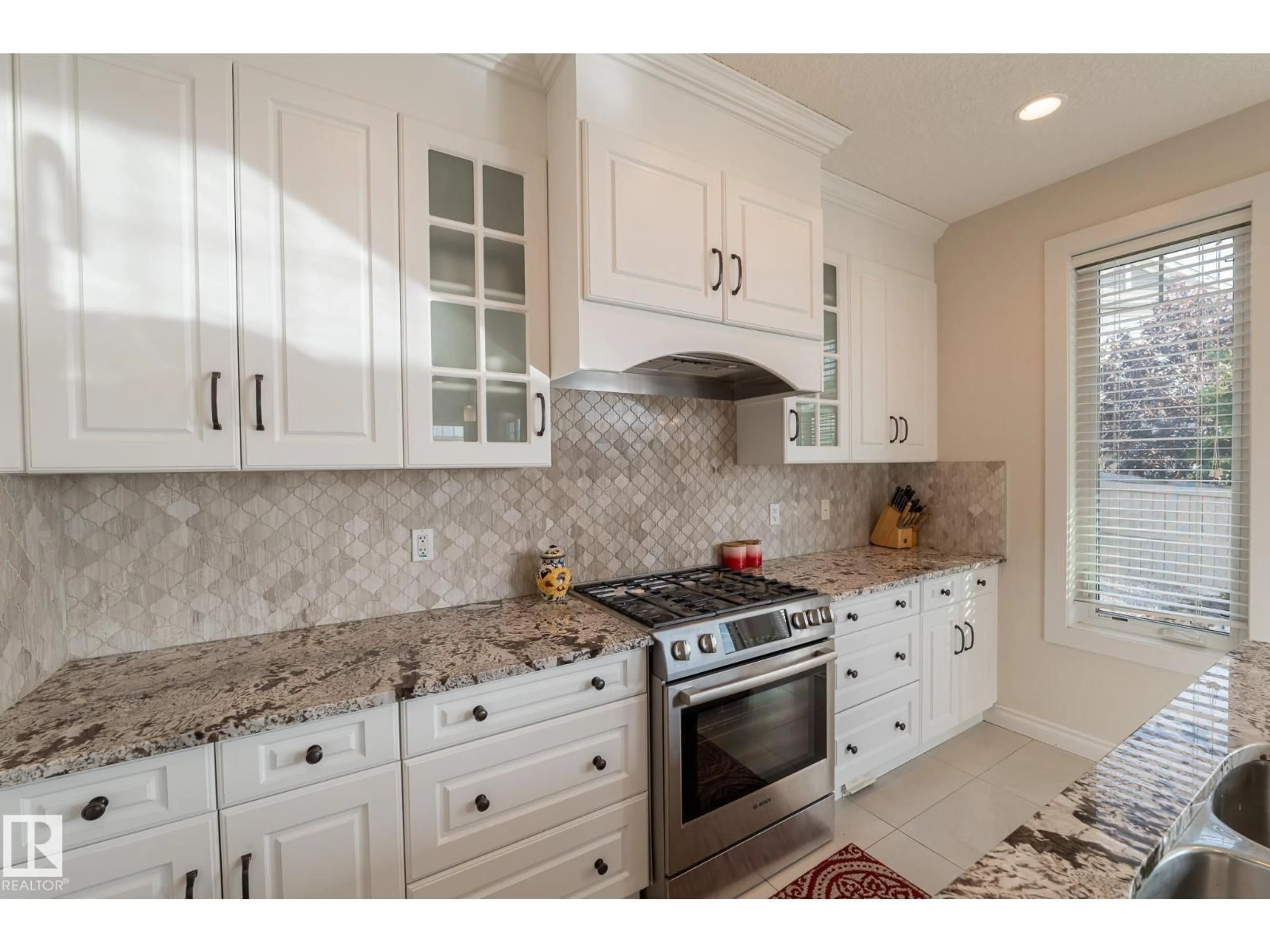 Open concept kitchen, ceramic/tile floor for 914 CRYSTALLINA NERA WY, Edmonton Alberta T5Z0L1