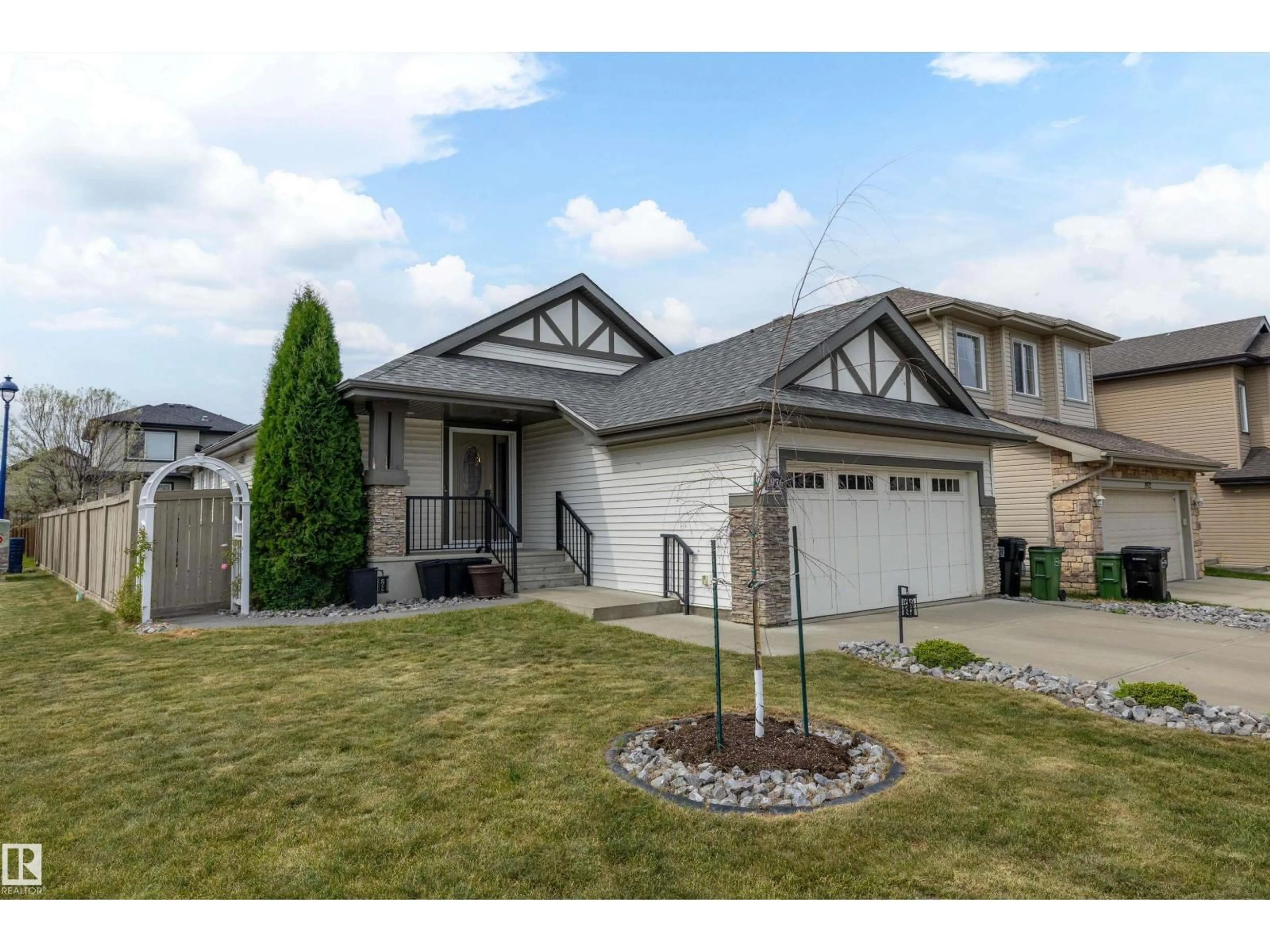 Home with vinyl exterior material, street for 1976 67 ST, Edmonton Alberta T6X0T4