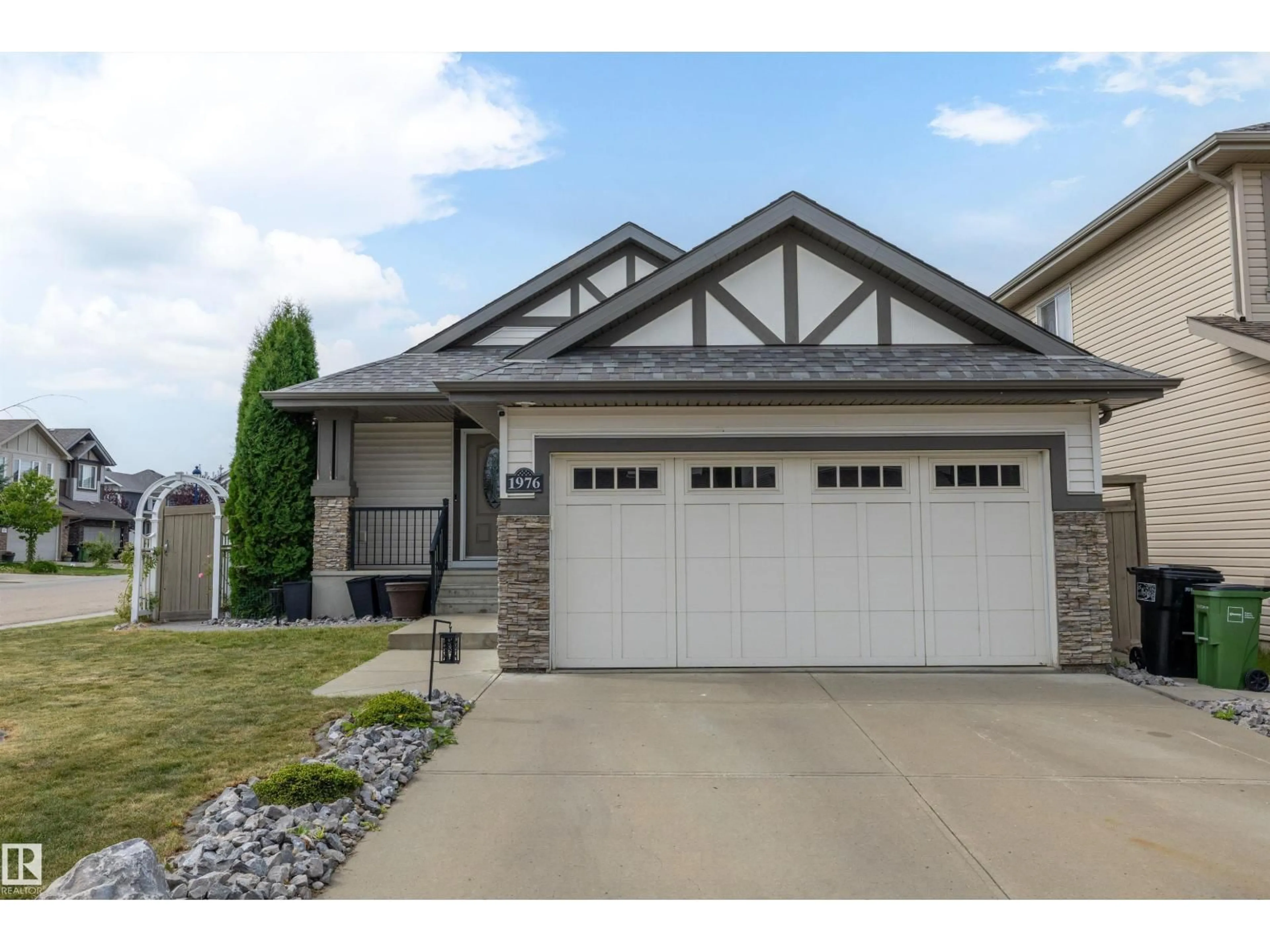 Home with vinyl exterior material, street for 1976 67 ST, Edmonton Alberta T6X0T4