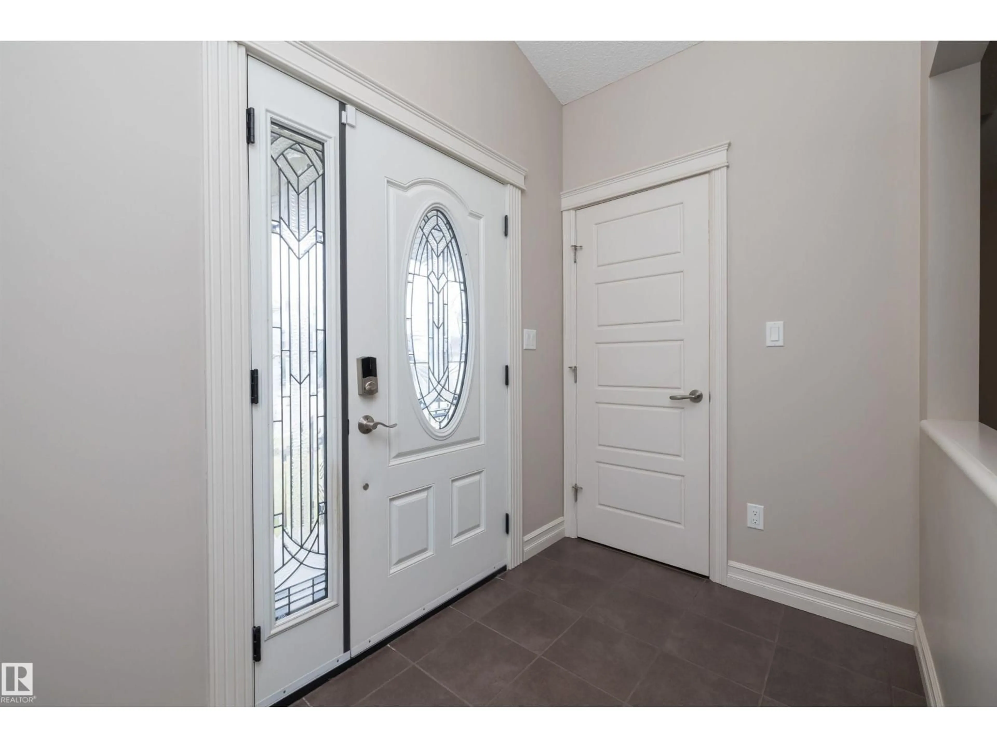 Indoor entryway for 1976 67 ST, Edmonton Alberta T6X0T4