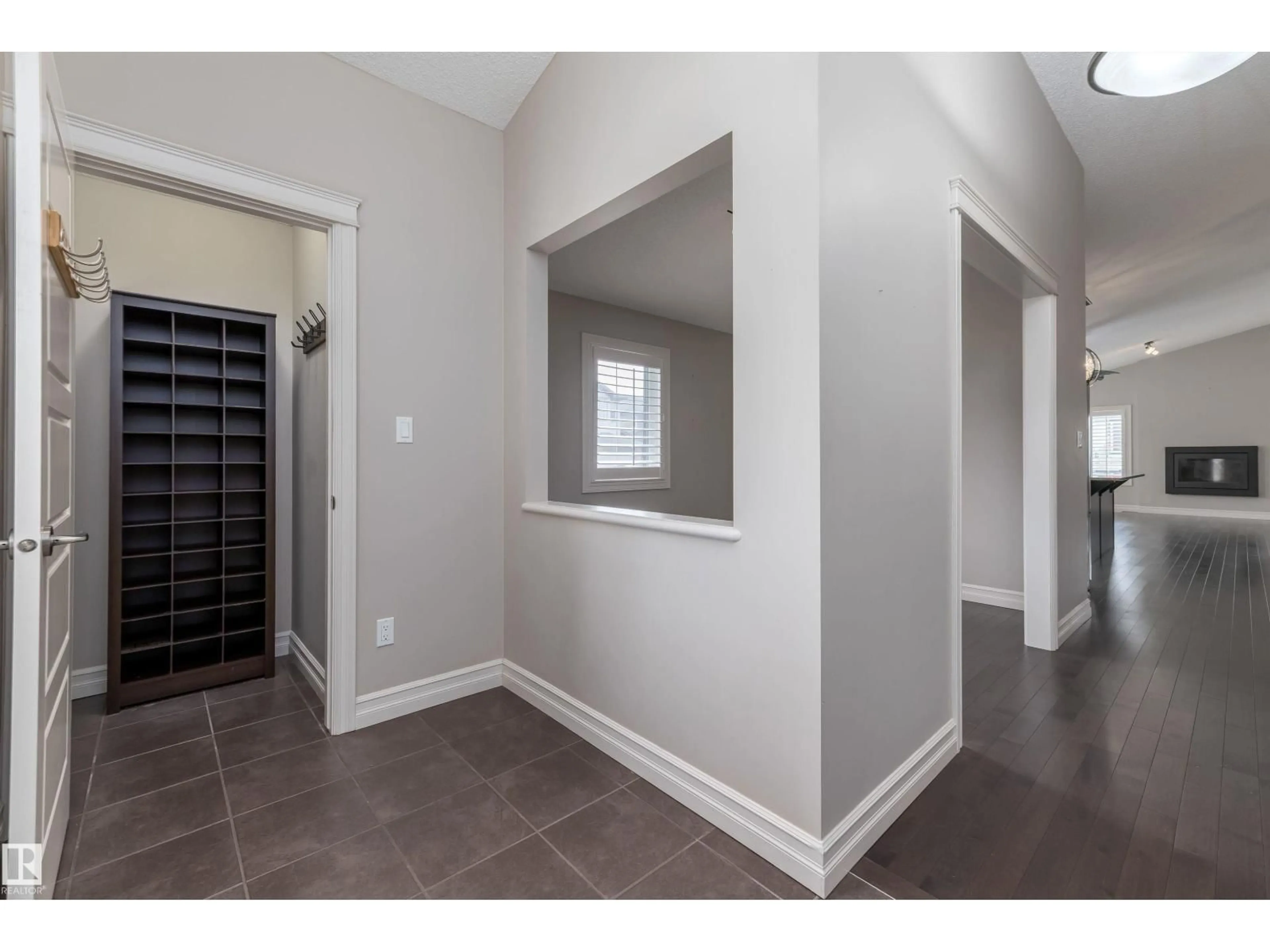 Indoor entryway for 1976 67 ST, Edmonton Alberta T6X0T4