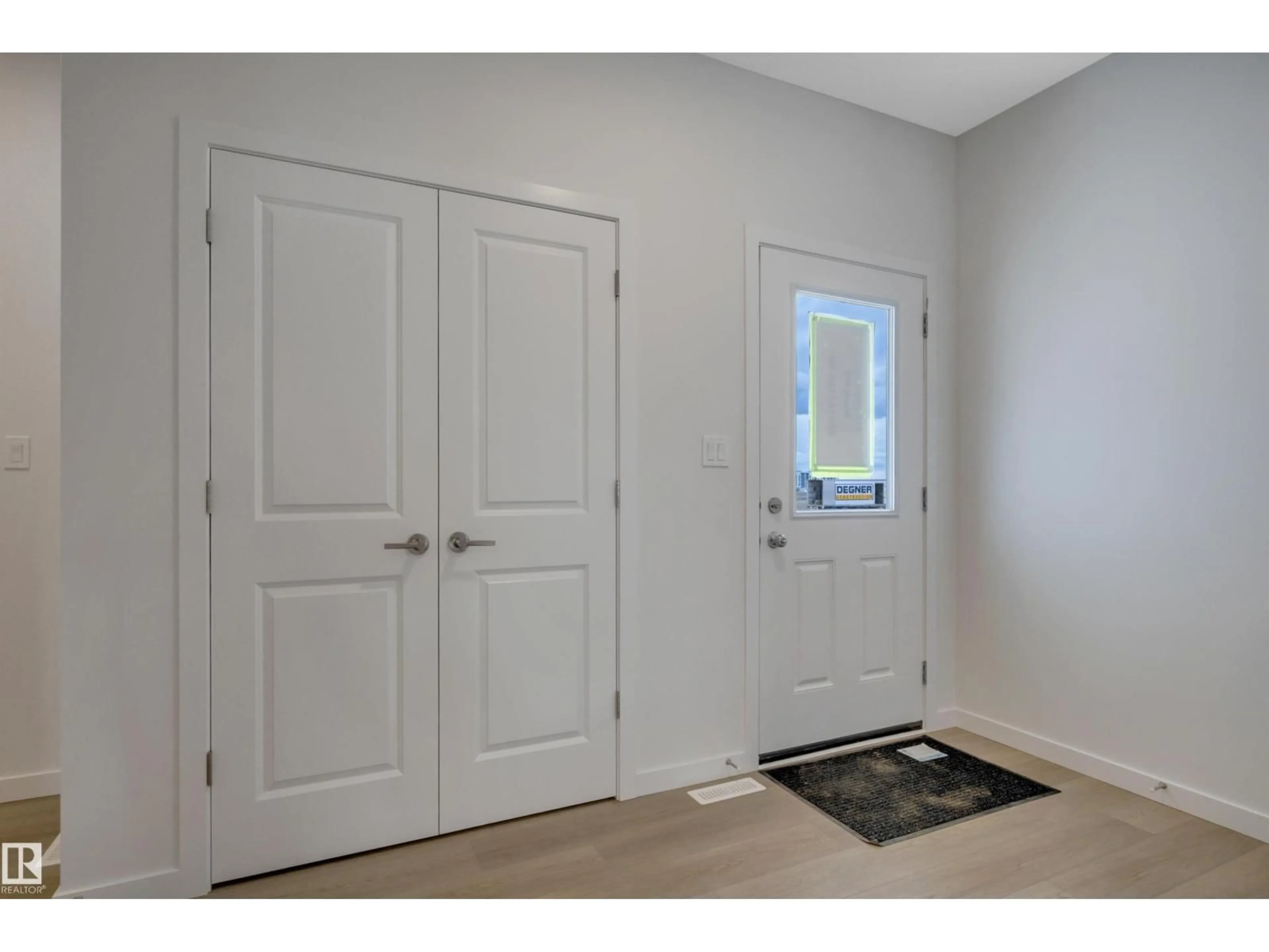 Indoor entryway for 114 EDGEMONT WD, Edmonton Alberta T6M3K5