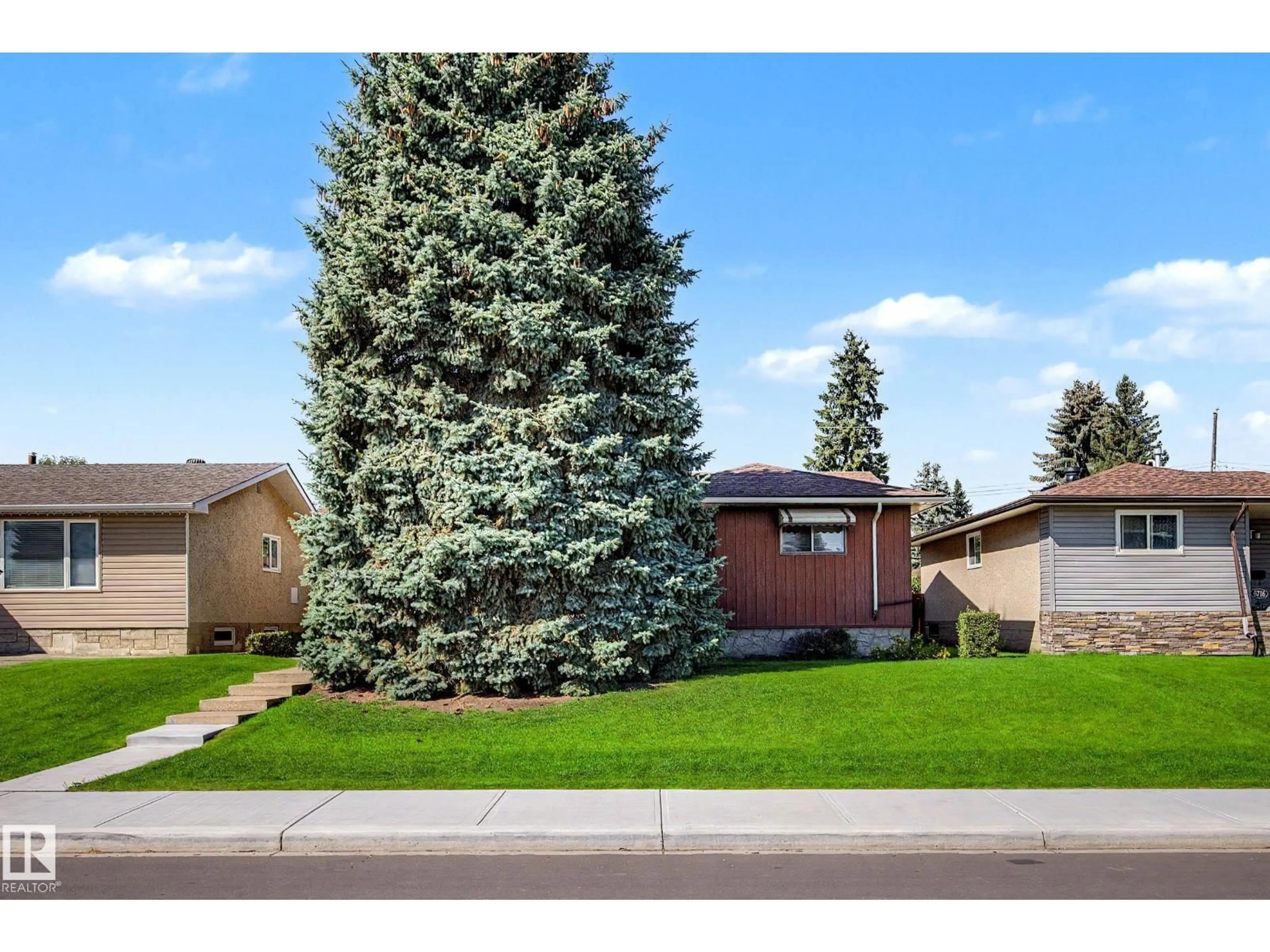 Home with vinyl exterior material, street for 6720 95 AV, Edmonton Alberta T6B1A8