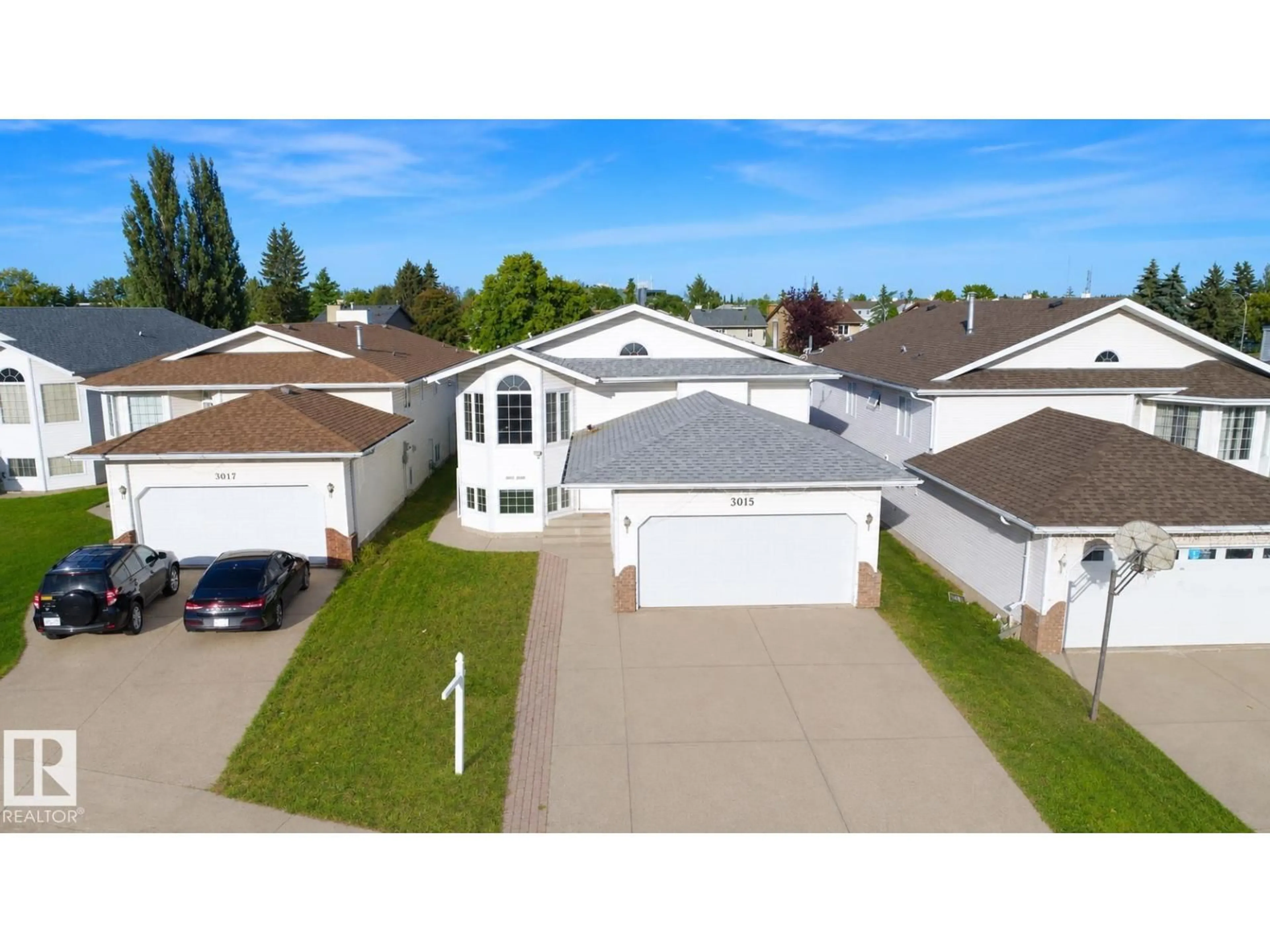 A pic from outside/outdoor area/front of a property/back of a property/a pic from drone, street for 3015 37 ST, Edmonton Alberta T6L5R1