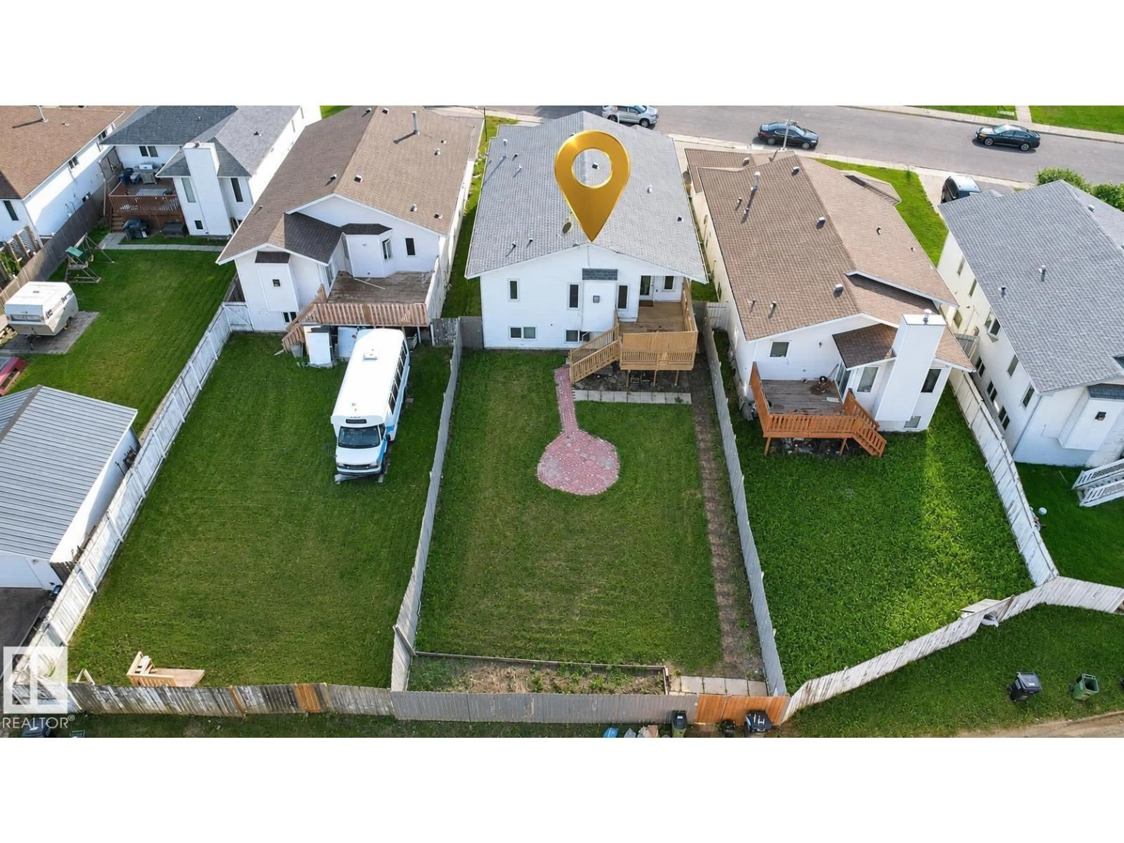 A pic from outside/outdoor area/front of a property/back of a property/a pic from drone, street for 3015 37 ST, Edmonton Alberta T6L5R1