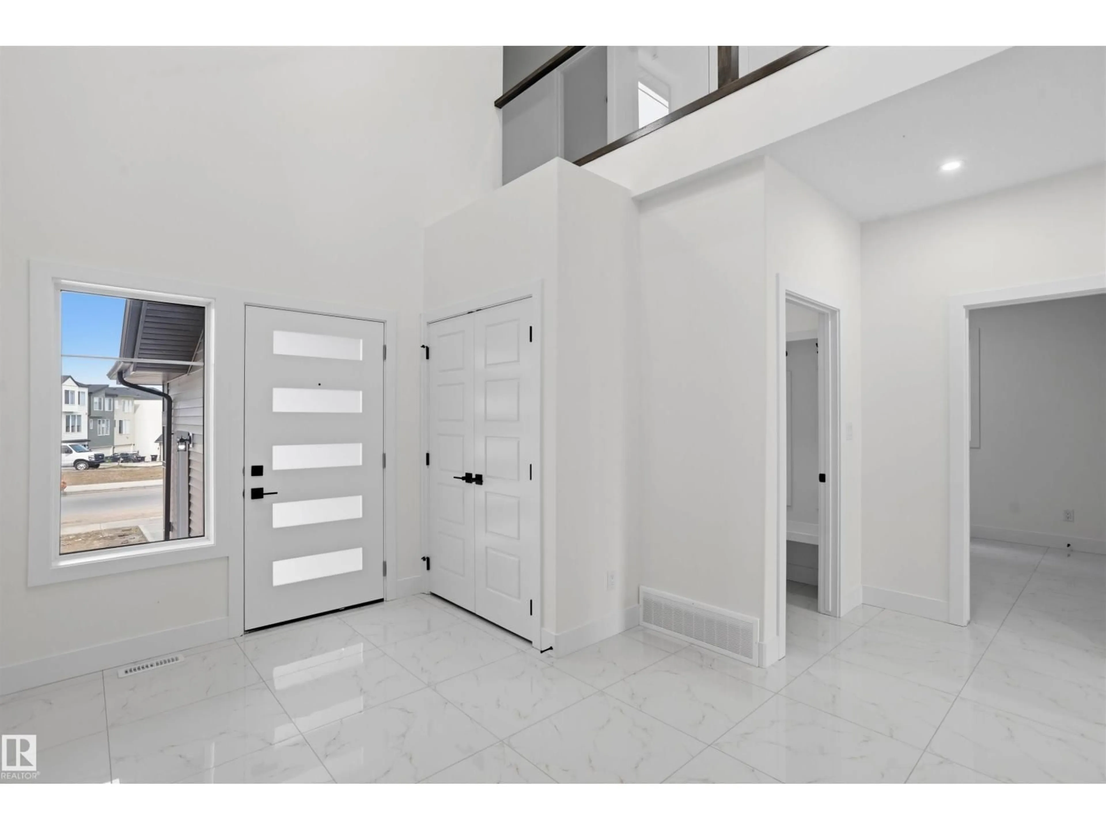Indoor entryway for SW - 3211 5 AV, Edmonton Alberta T6X3C8