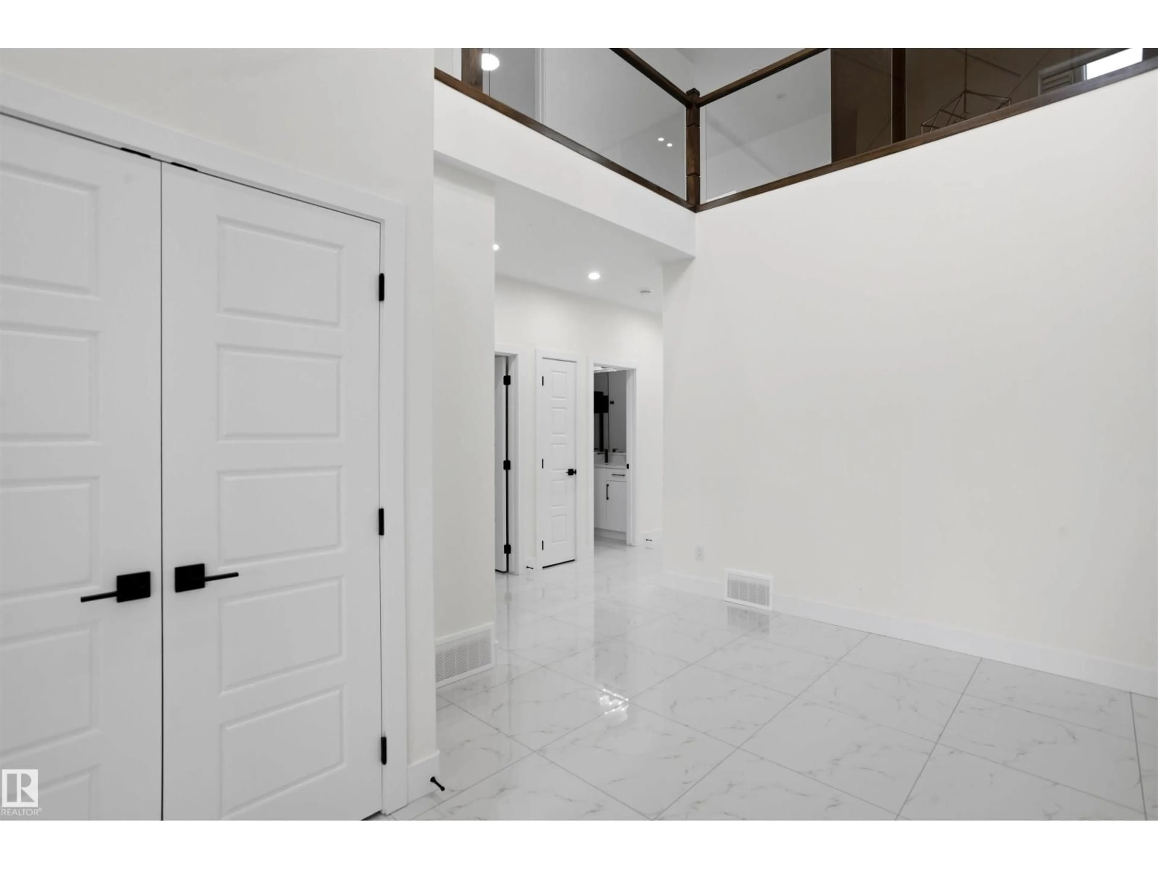 Indoor foyer for SW - 3211 5 AV, Edmonton Alberta T6X3C8