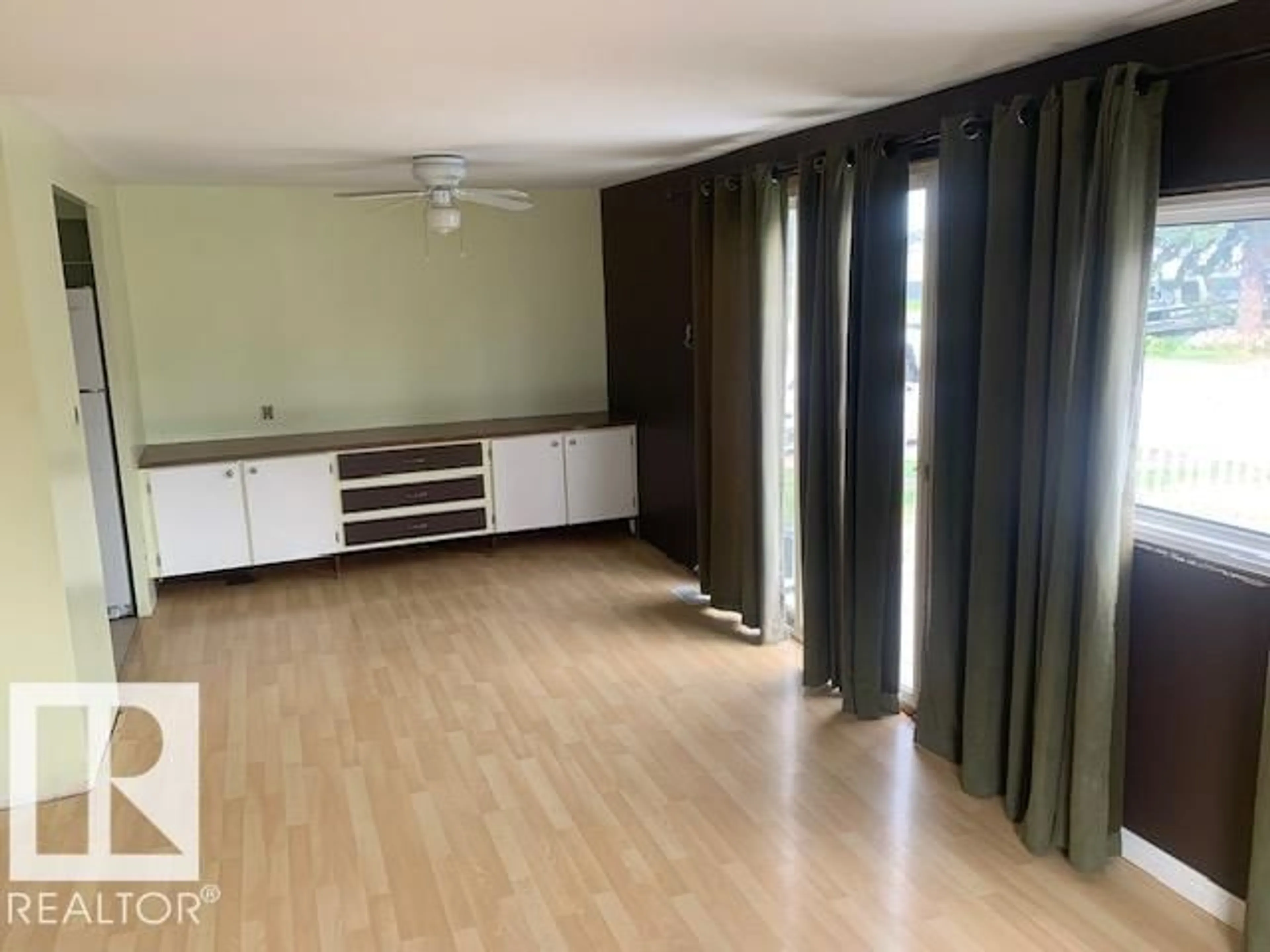 A pic of a room for 198 LEE RIDGE RD, Edmonton Alberta T6K0M9