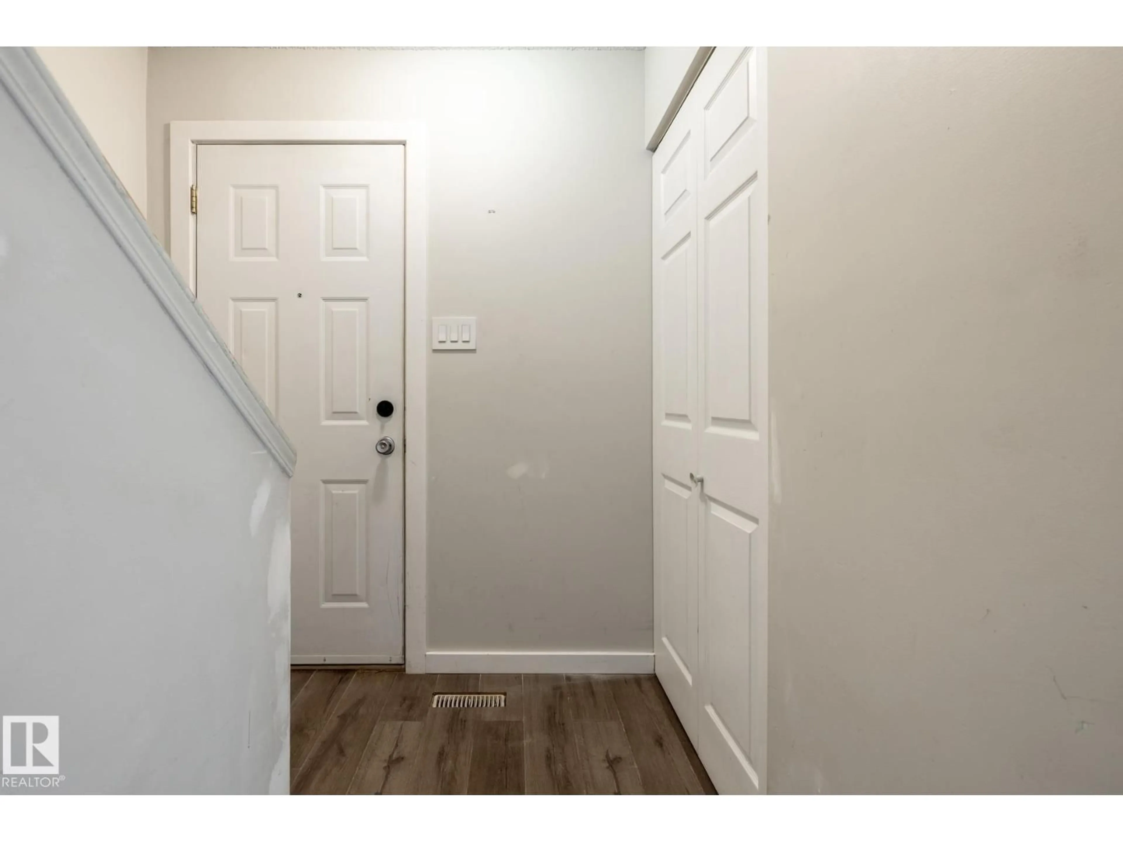Indoor entryway for NW - 54 LAKEWOOD VG, Edmonton Alberta T6K2B3