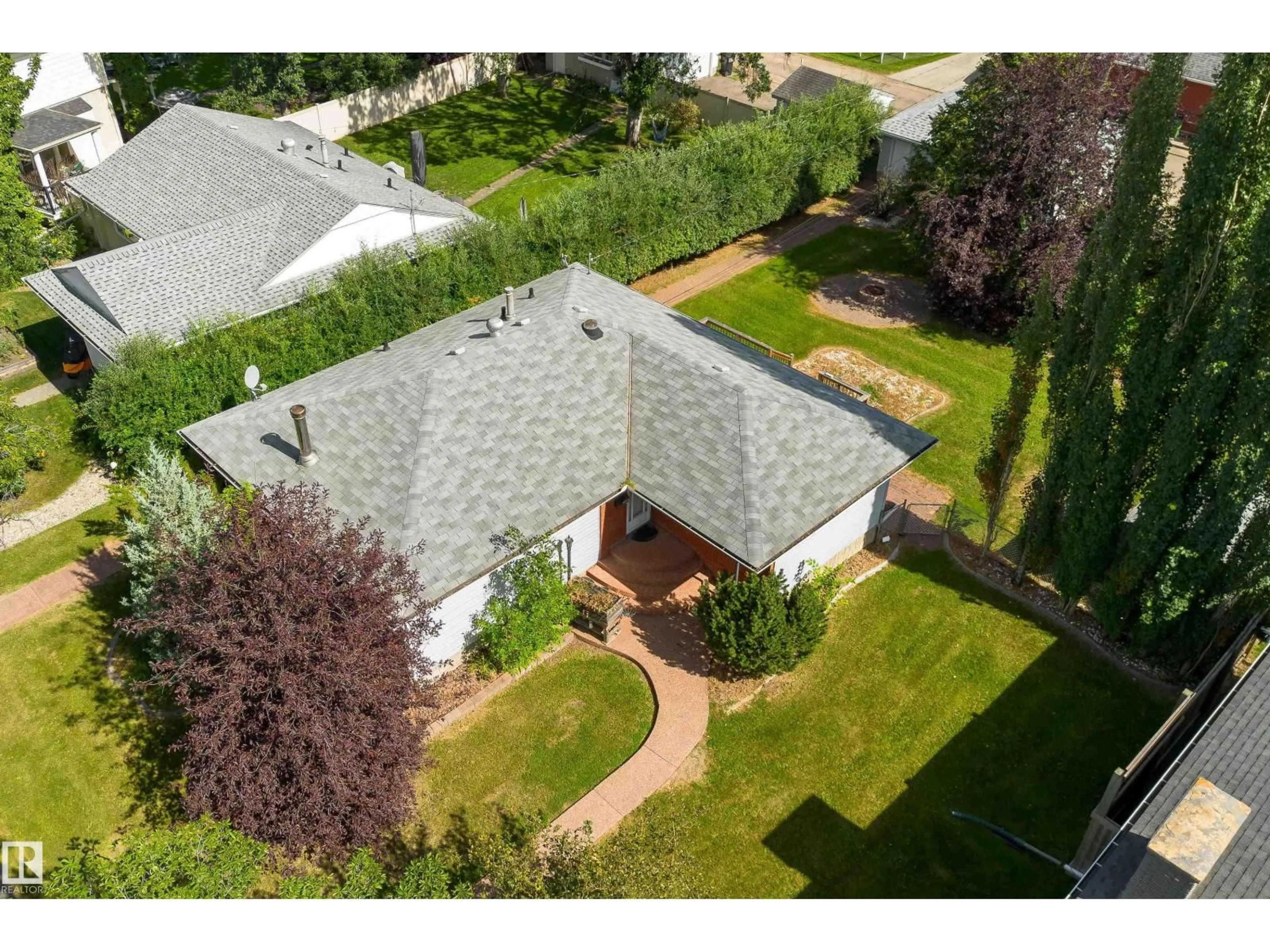 A pic from outside/outdoor area/front of a property/back of a property/a pic from drone, street for 9457 79 ST, Edmonton Alberta T6C2R8