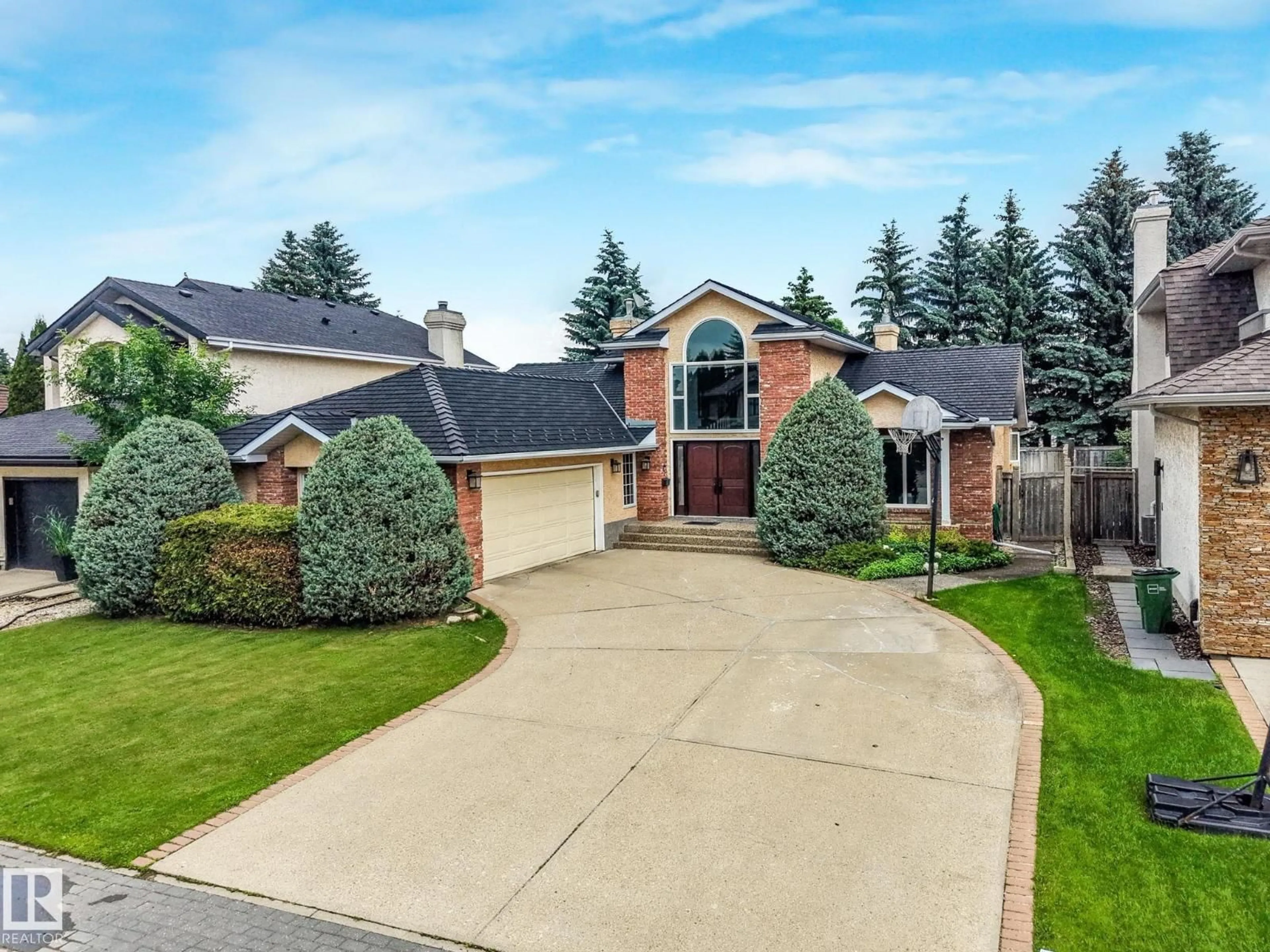 A pic from outside/outdoor area/front of a property/back of a property/a pic from drone, street for 783 WHEELER RD, Edmonton Alberta T6M2E5