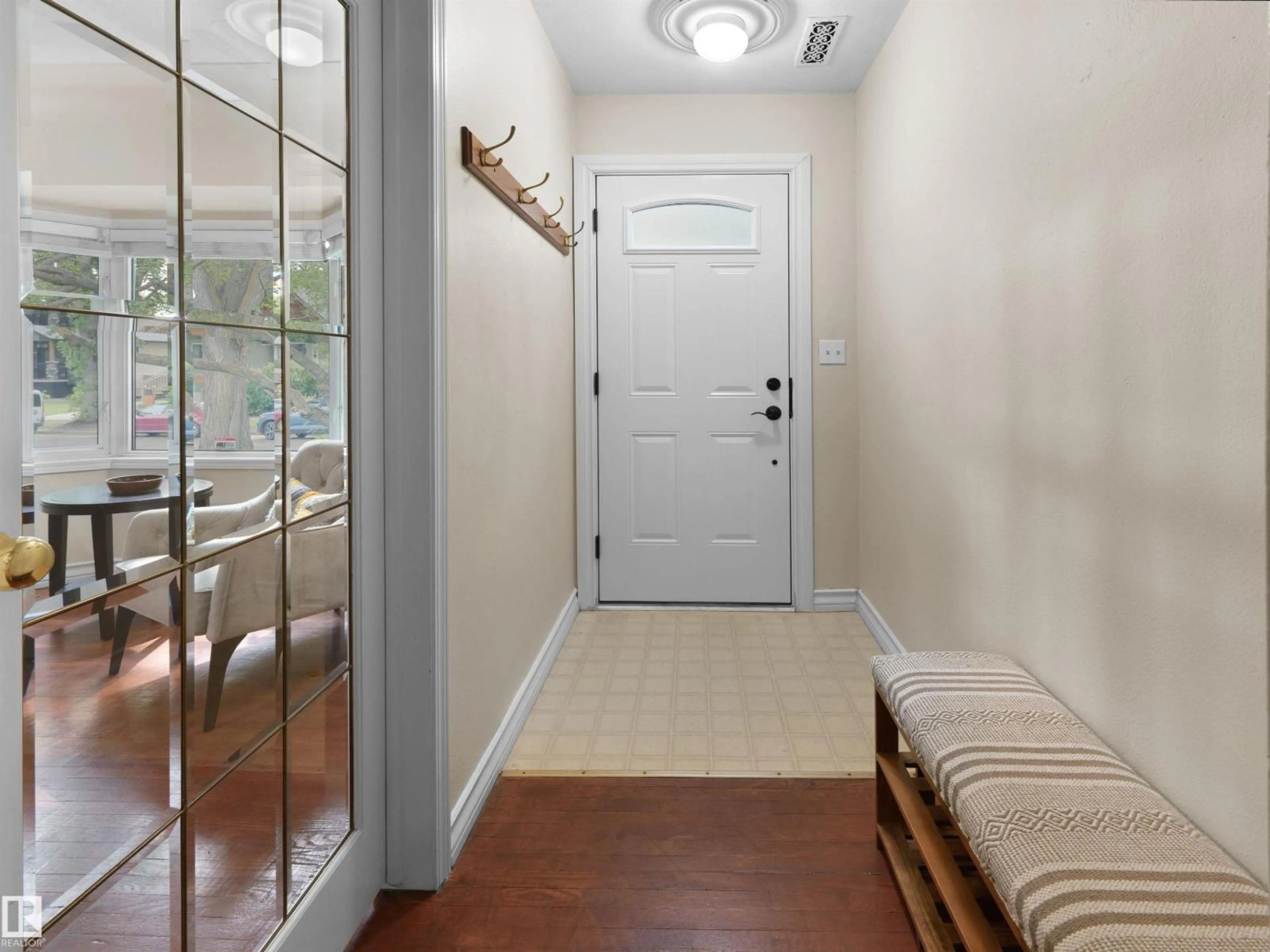 Indoor entryway for 10968 75 AV, Edmonton Alberta T6G0G9