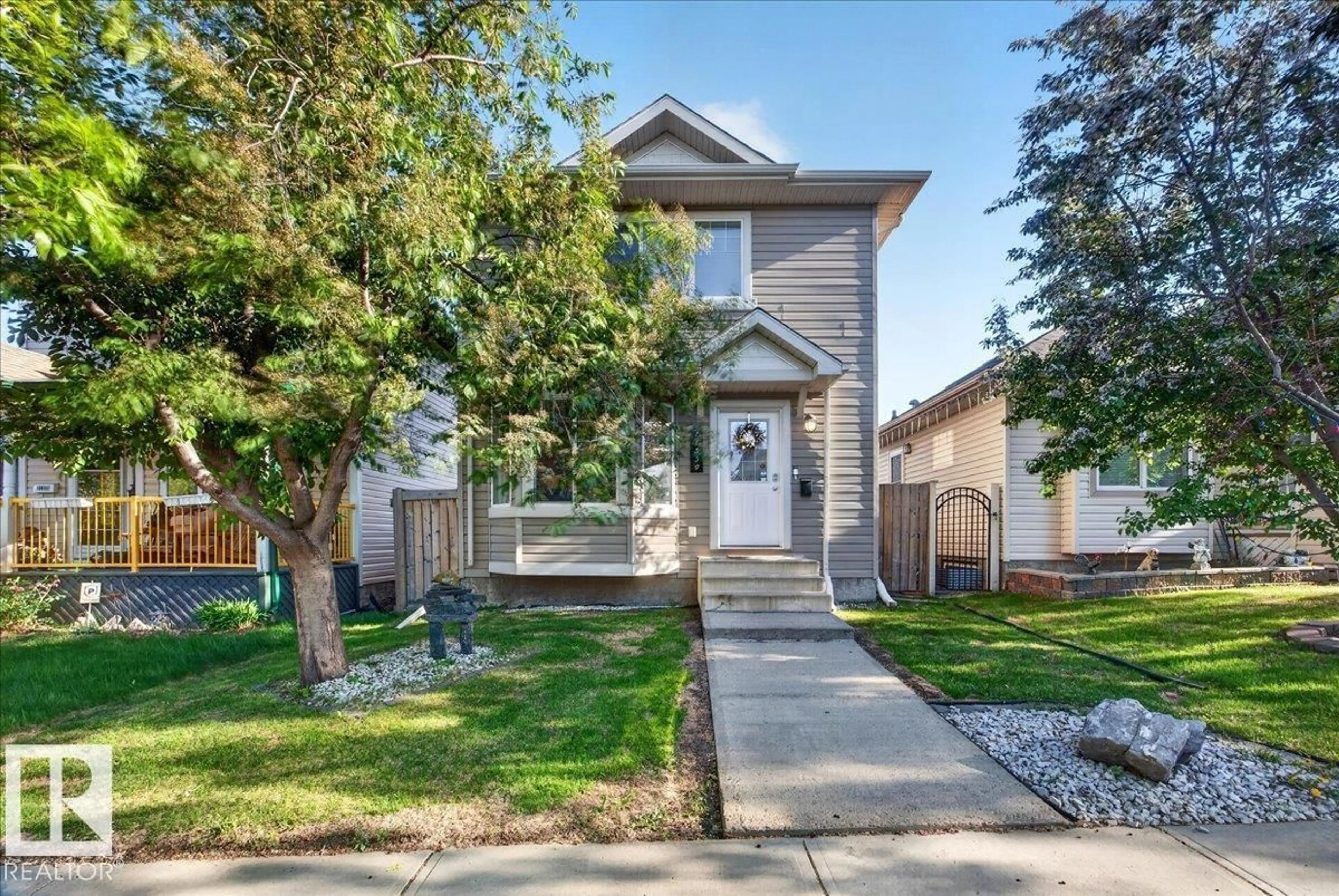 Home with vinyl exterior material, street for 21339 91 AV, Edmonton Alberta T5T6Y9