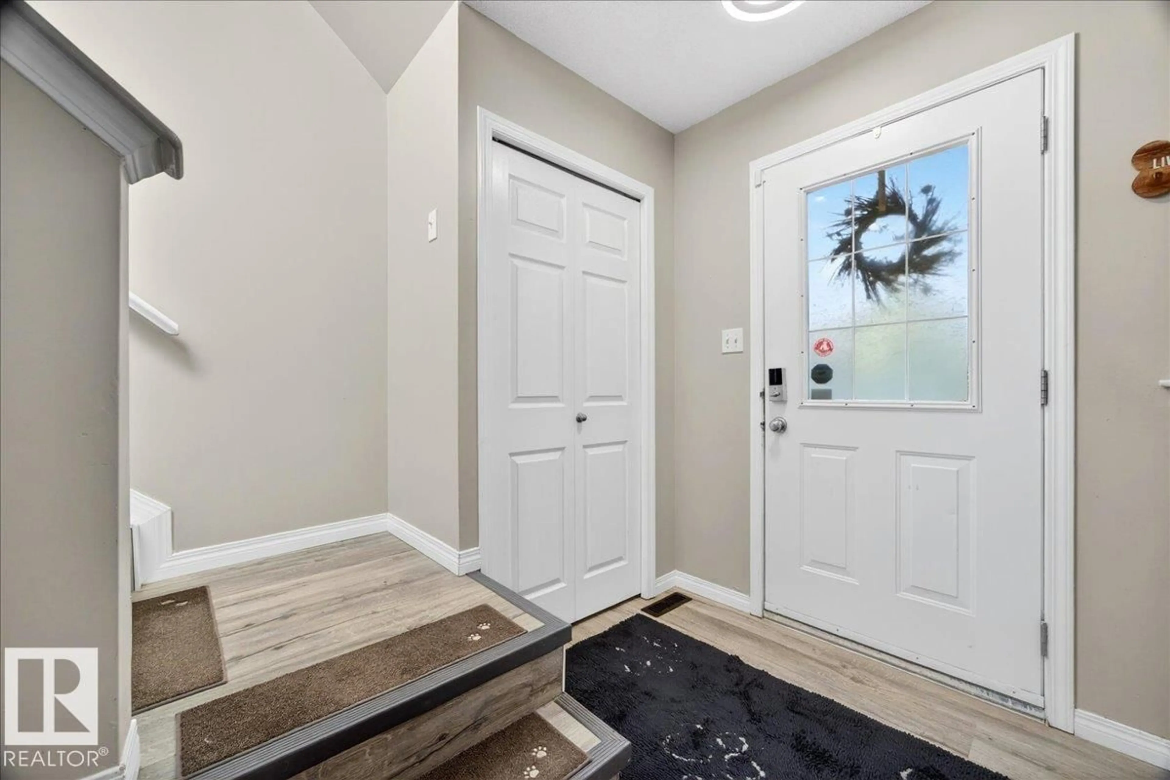 Indoor entryway for 21339 91 AV, Edmonton Alberta T5T6Y9