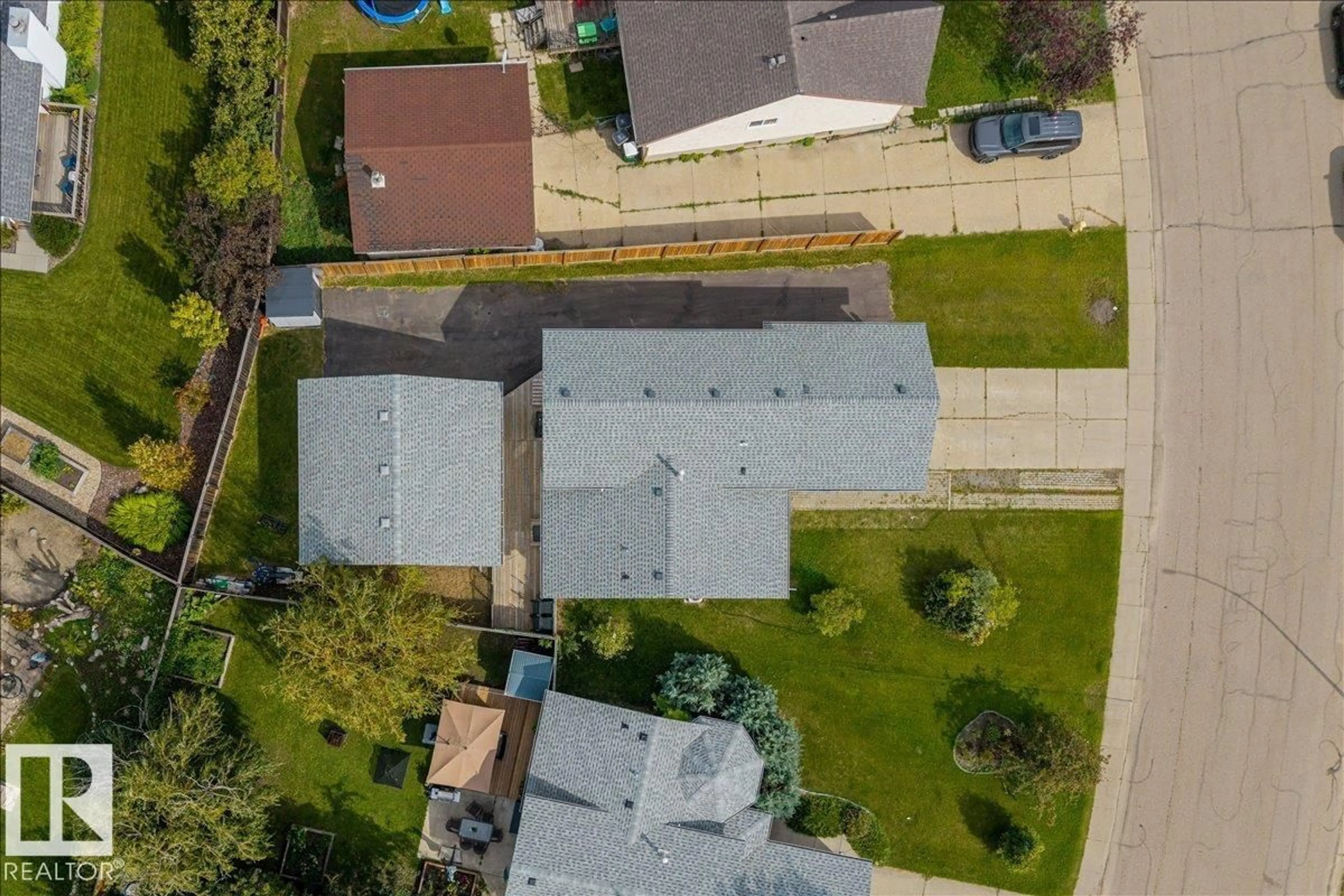 A pic from outside/outdoor area/front of a property/back of a property/a pic from drone, street for 536 SUNNYDALE RD, Morinville Alberta T0G1P0