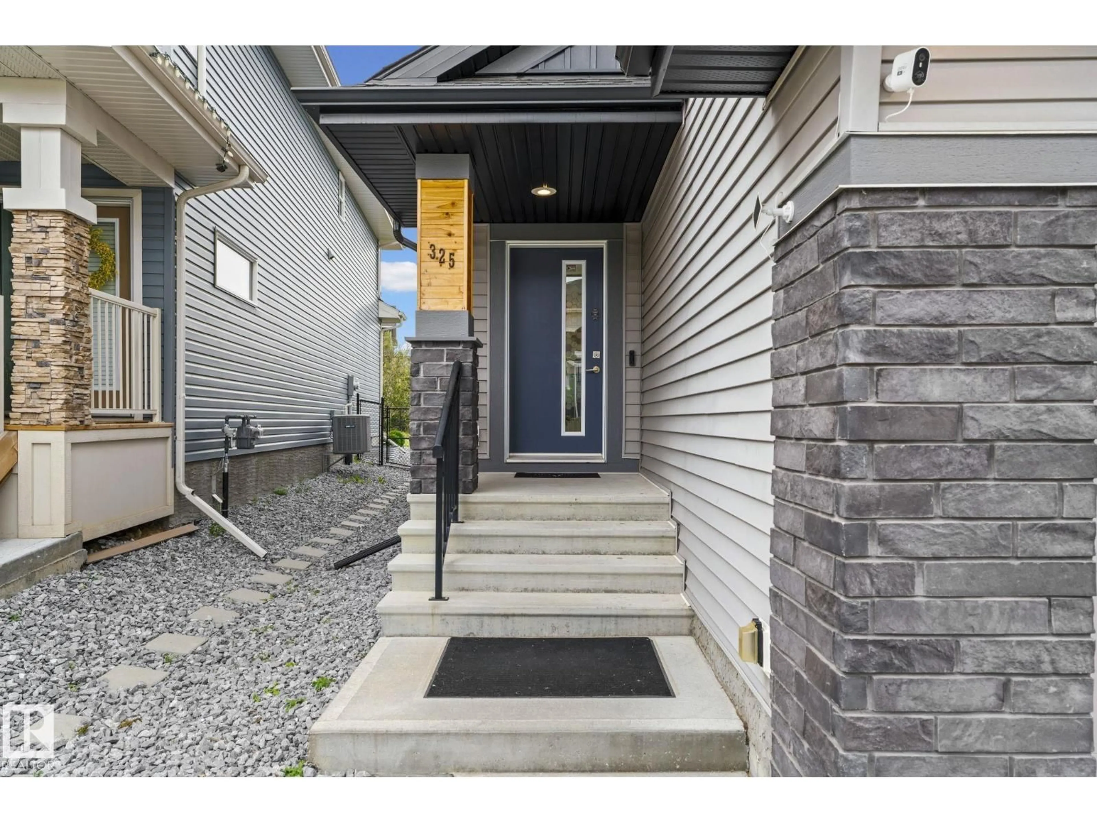 Indoor entryway for 325 ANNANDALE CRESCENT, Sherwood Park Alberta T8H1A6