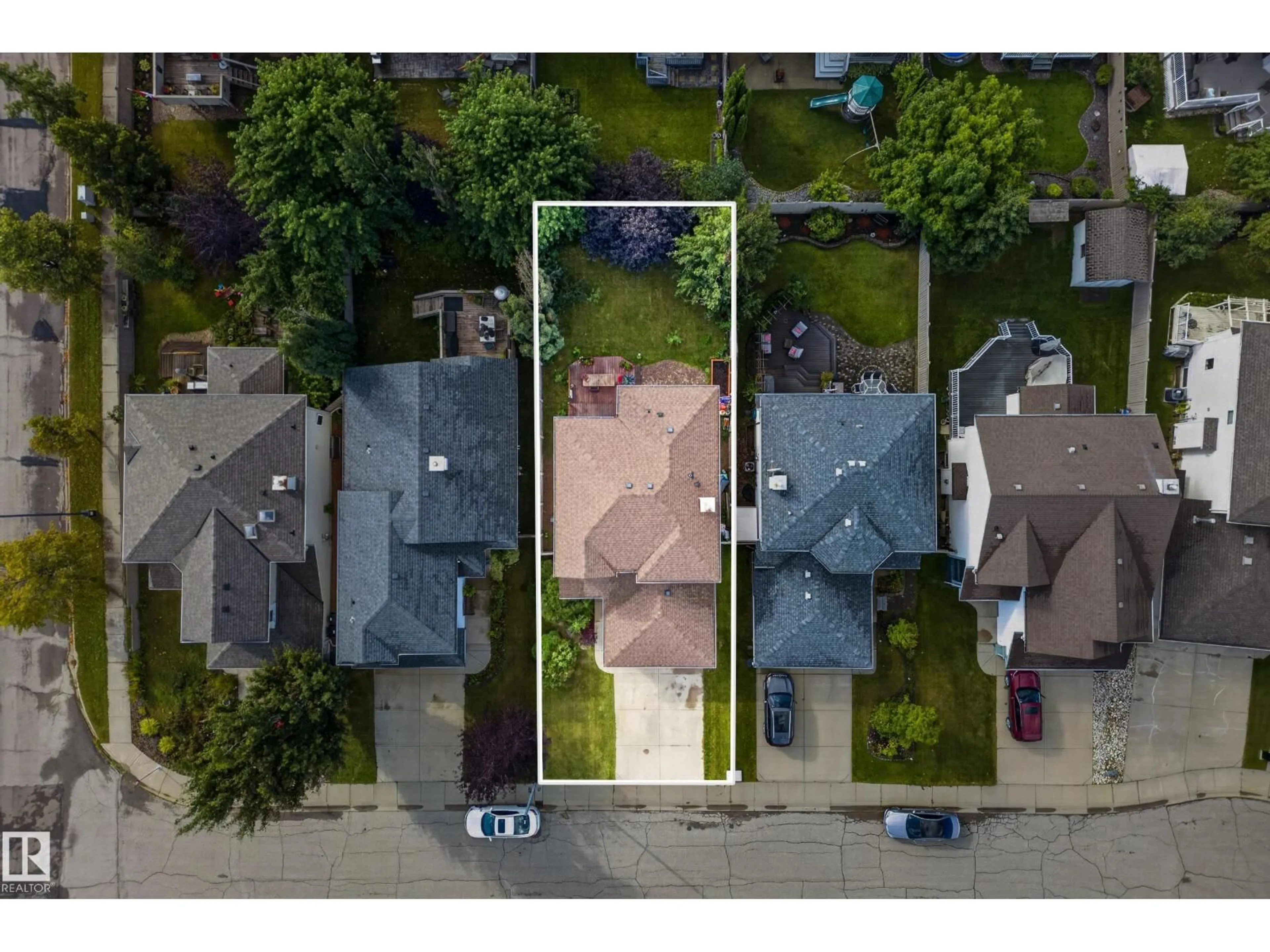 A pic from outside/outdoor area/front of a property/back of a property/a pic from drone, street for 11813 11B AV NW, Edmonton Alberta T6J7E3