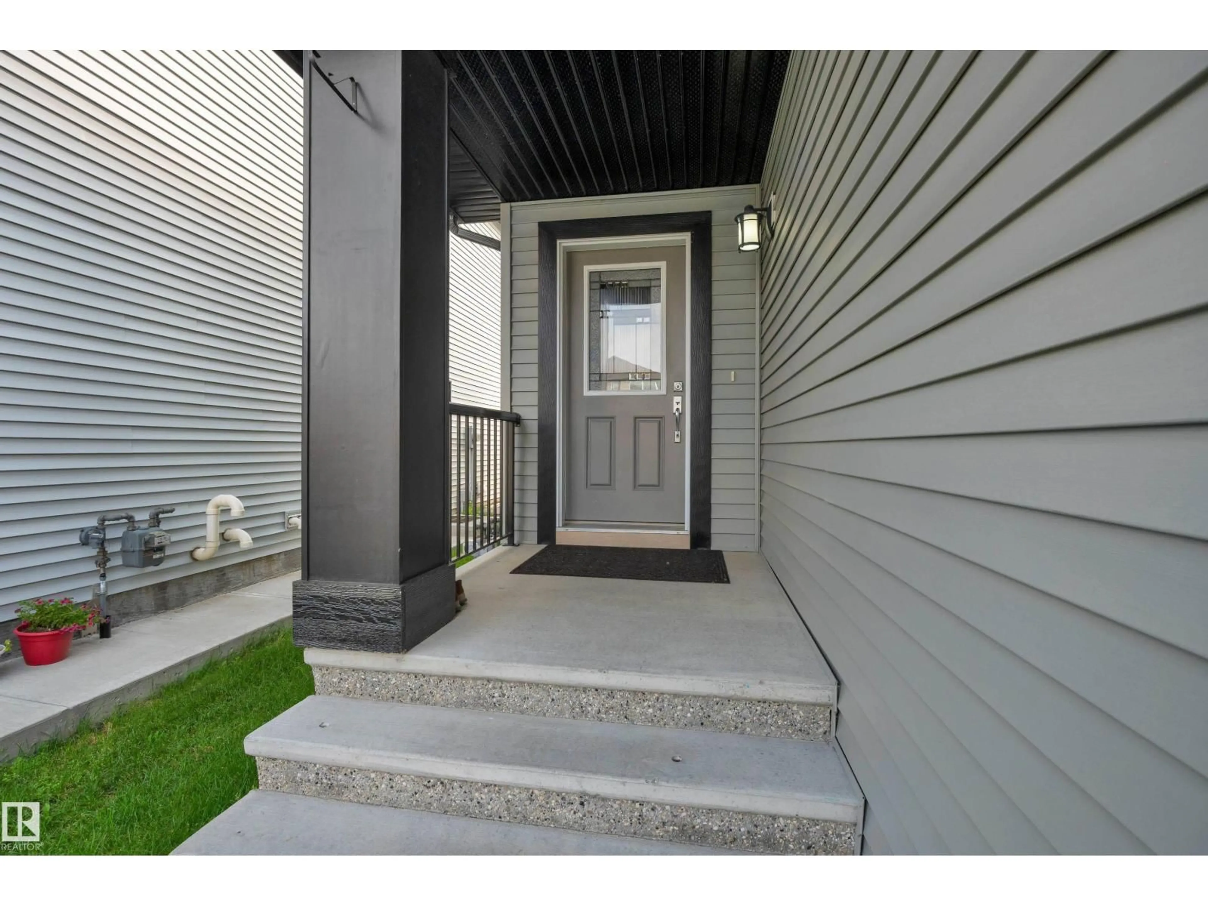 Indoor entryway for 1411 25 ST, Edmonton Alberta T6T2E2