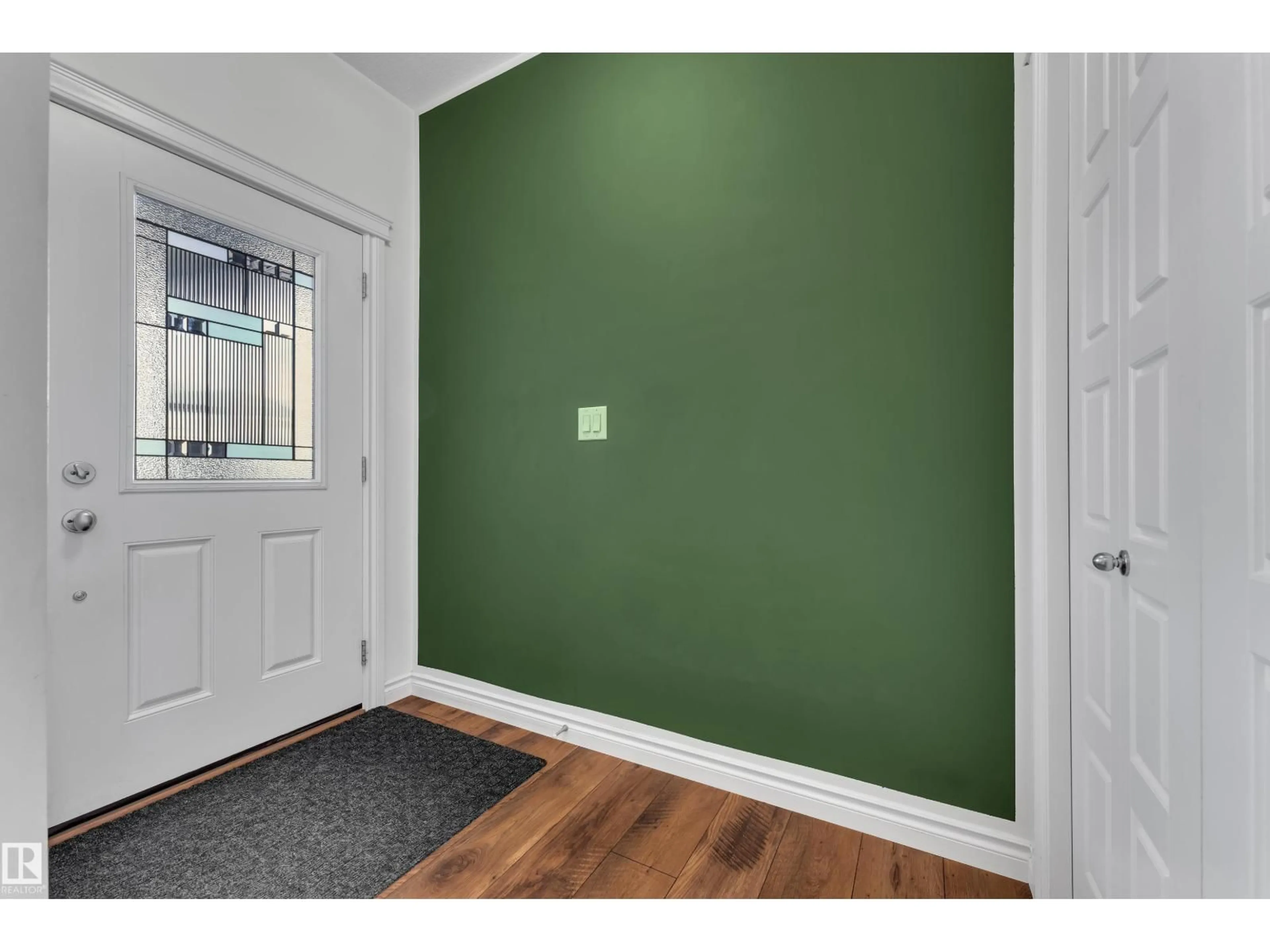 Indoor entryway for 1411 25 ST, Edmonton Alberta T6T2E2
