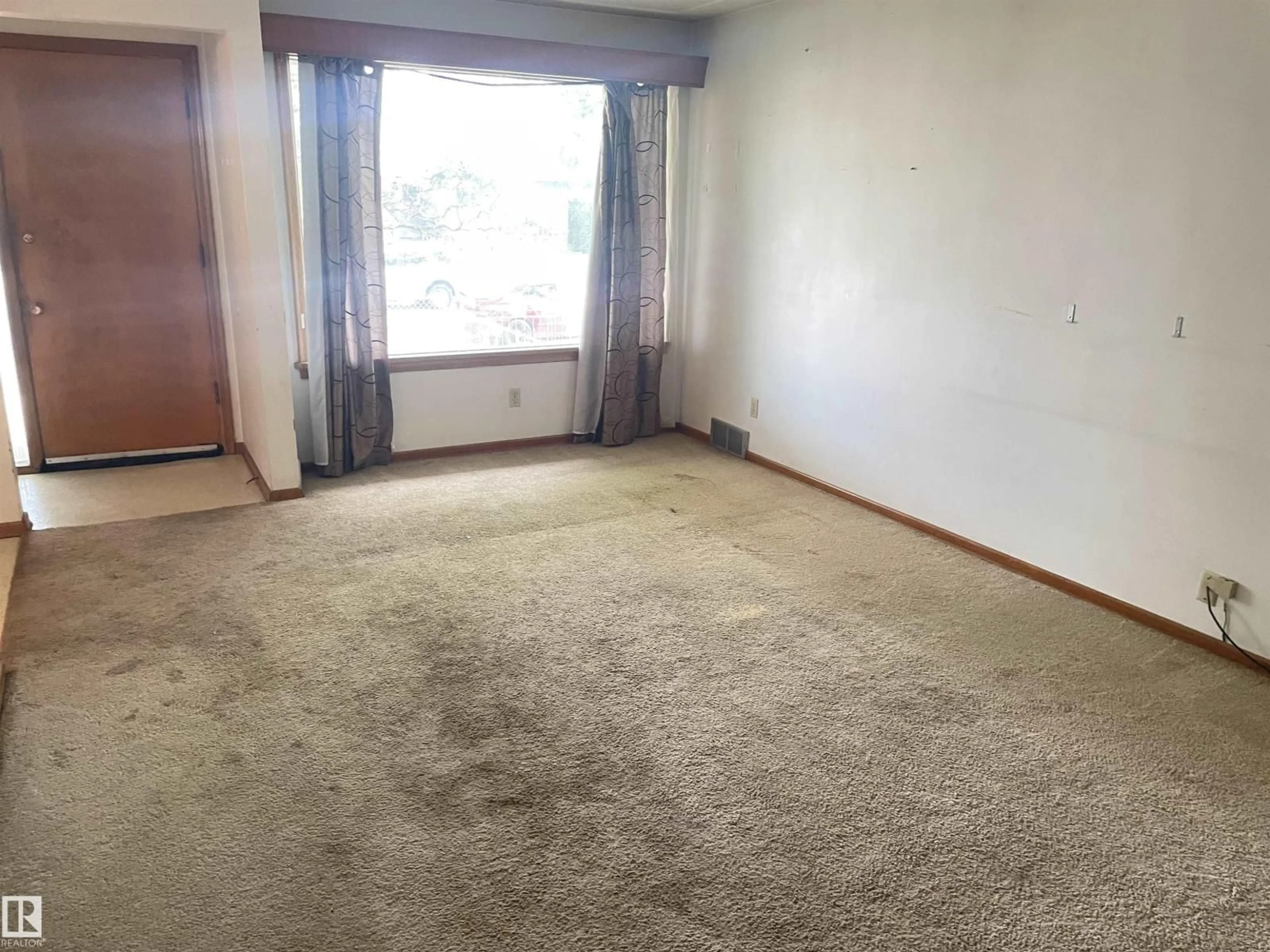 A pic of a room for NW - 8759 81 AV, Edmonton Alberta T6C0W5