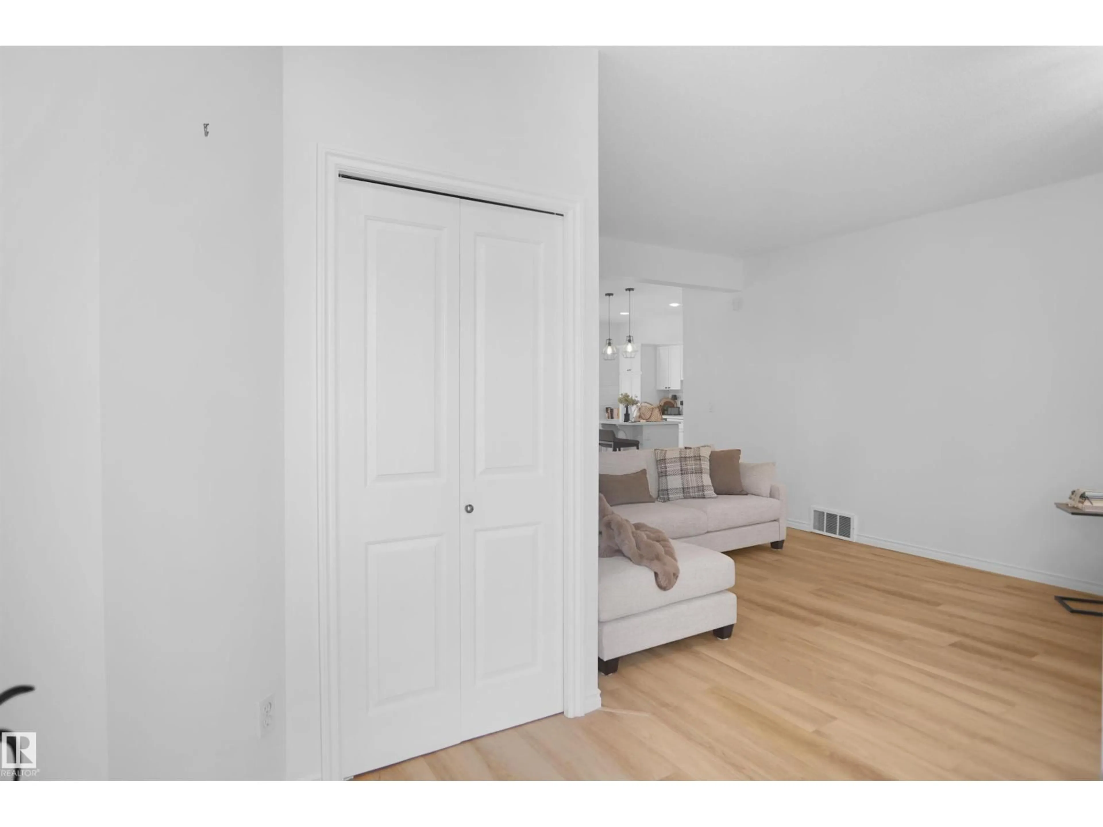 Indoor entryway for 53 13825 155 AV NW, Edmonton Alberta T6V0B8