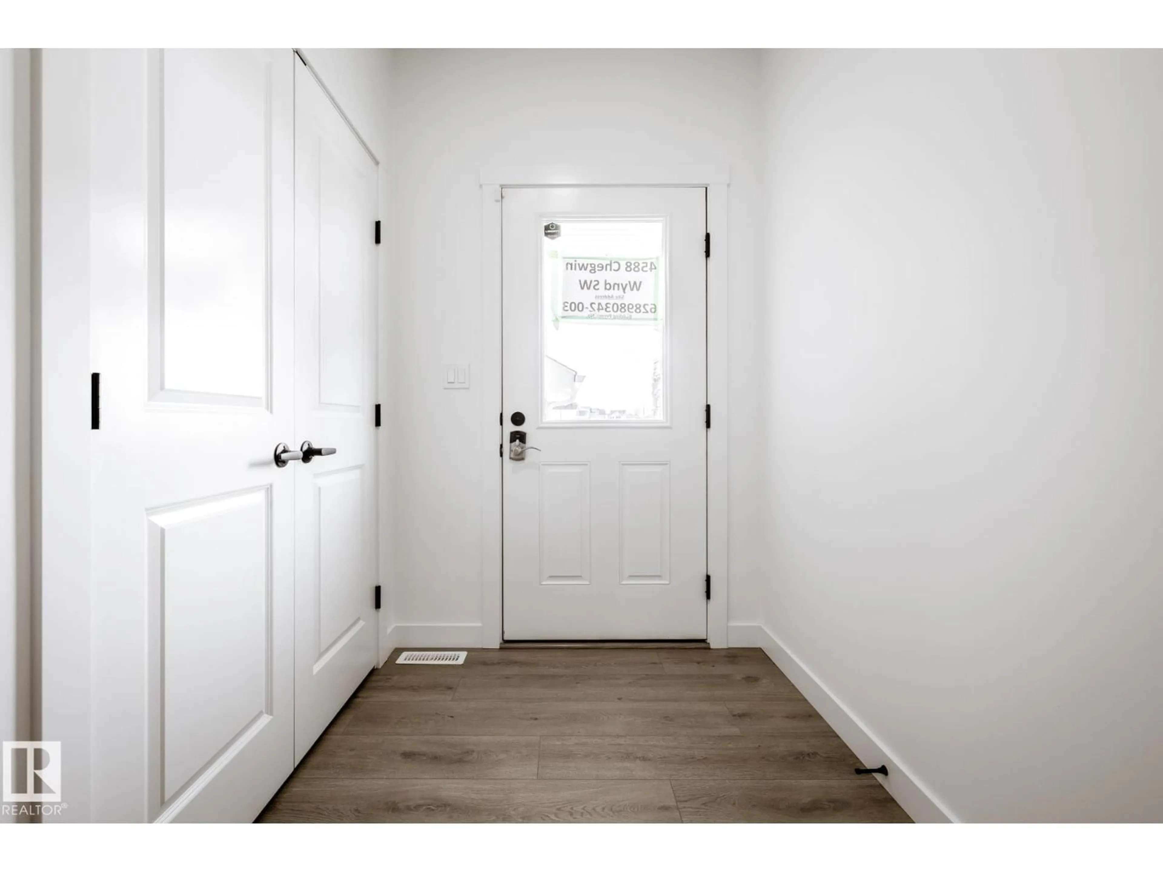 Indoor entryway for NW - 20819 40 AV, Edmonton Alberta T6M3G1