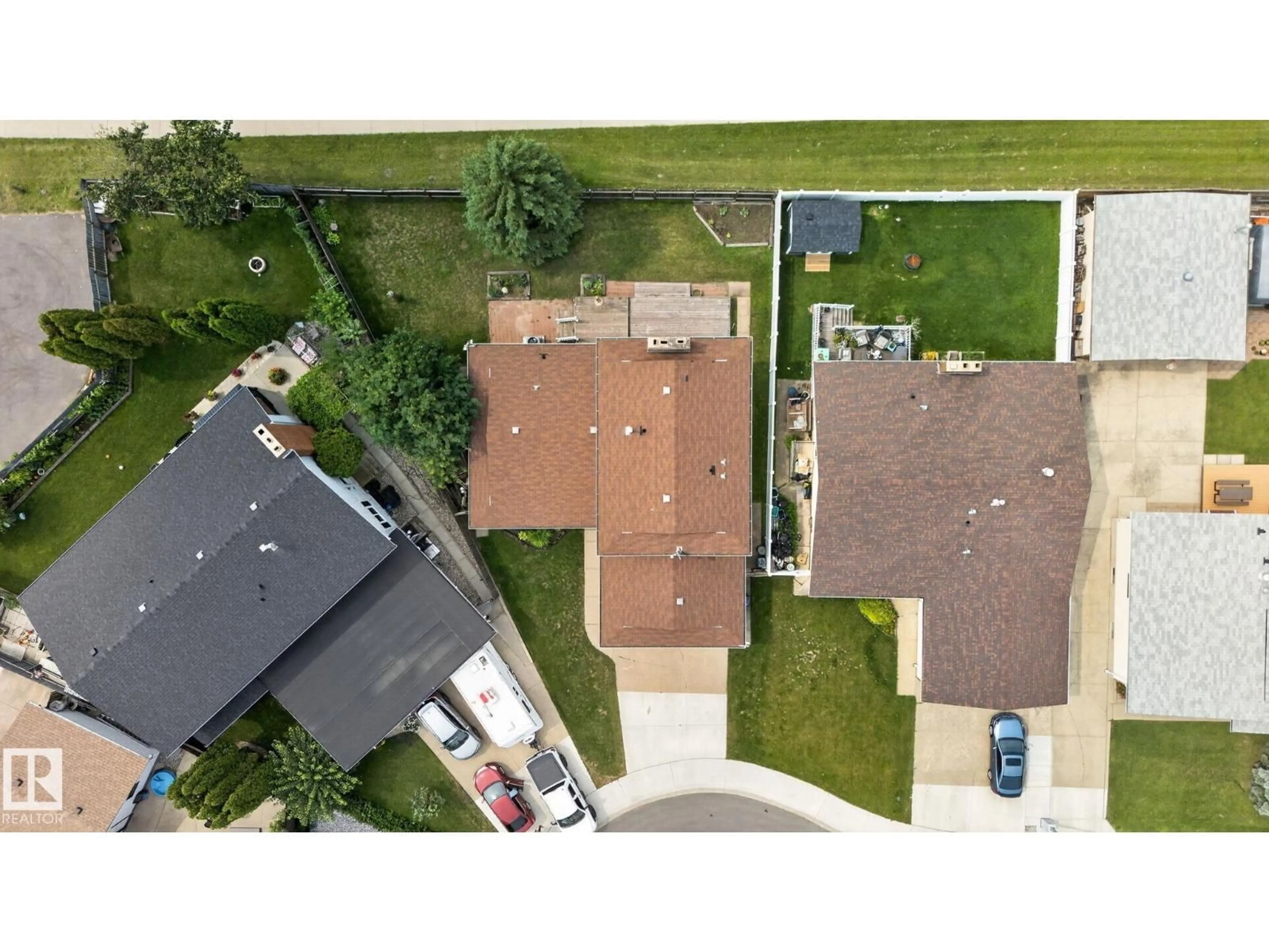 A pic from outside/outdoor area/front of a property/back of a property/a pic from drone, street for 17206 111A ST NW, Edmonton Alberta T5X3K2