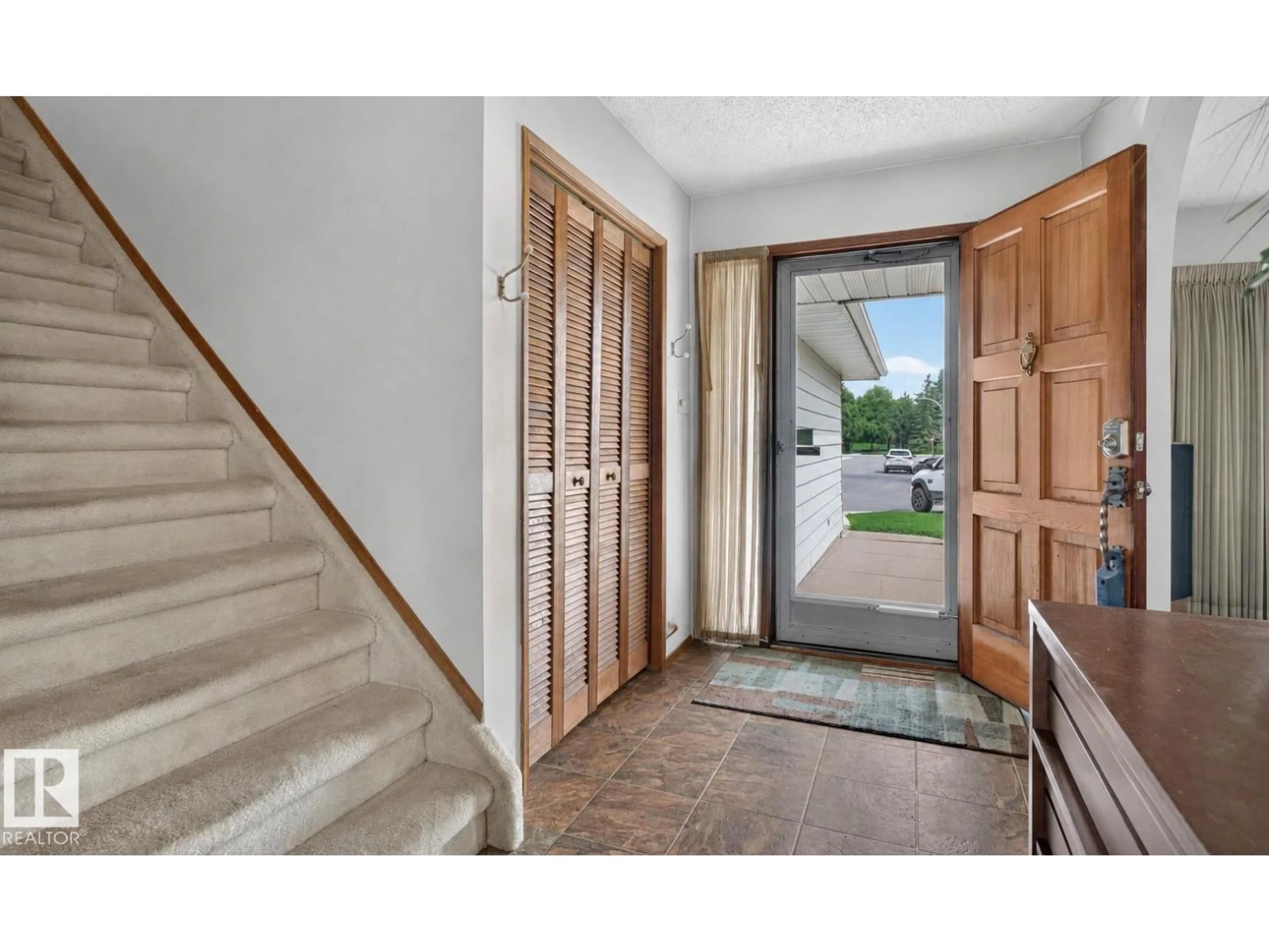 Indoor entryway for 17206 111A ST NW, Edmonton Alberta T5X3K2