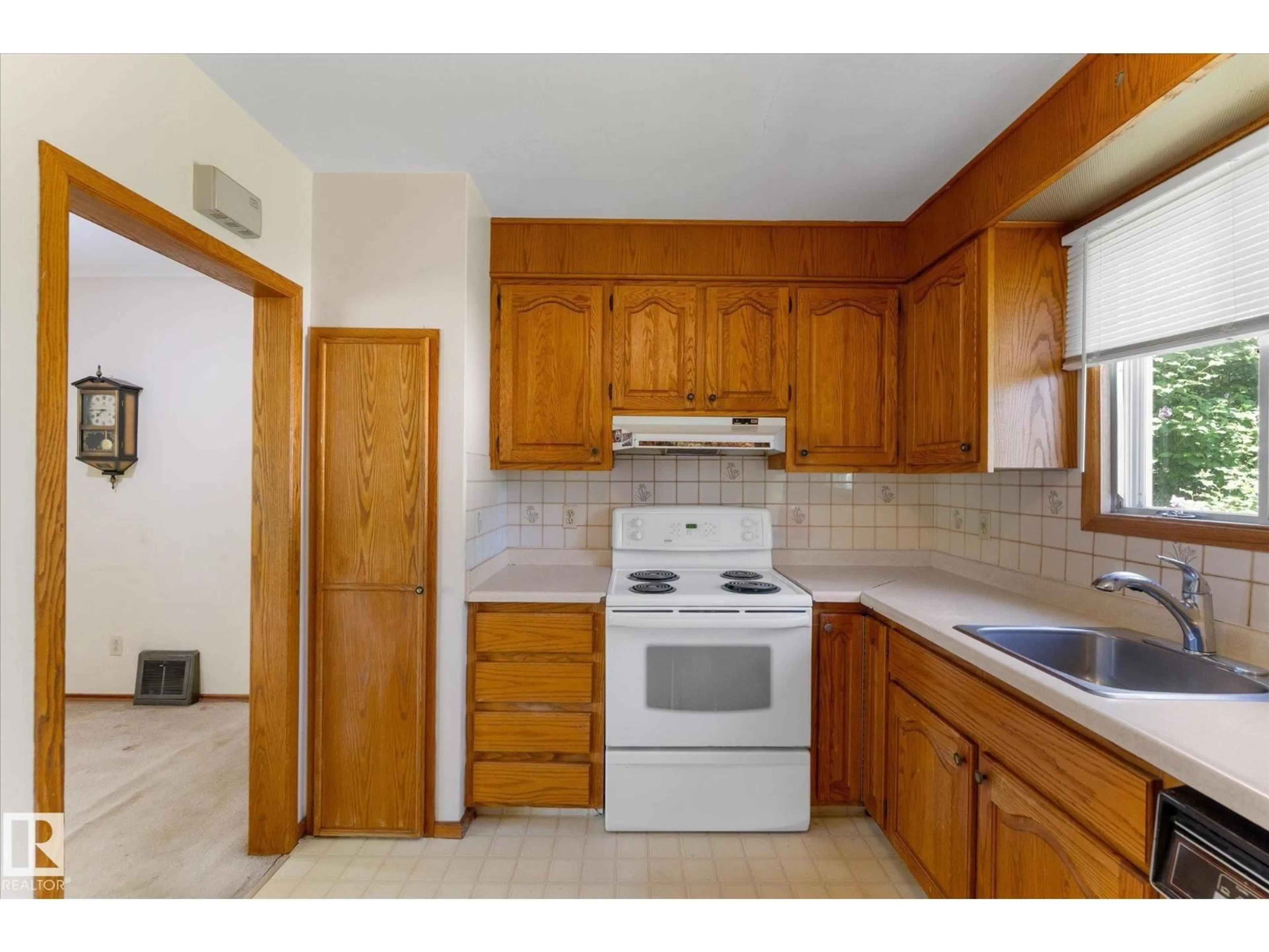 Standard kitchen, unknown for 9315 86 ST, Edmonton Alberta T6C3E6