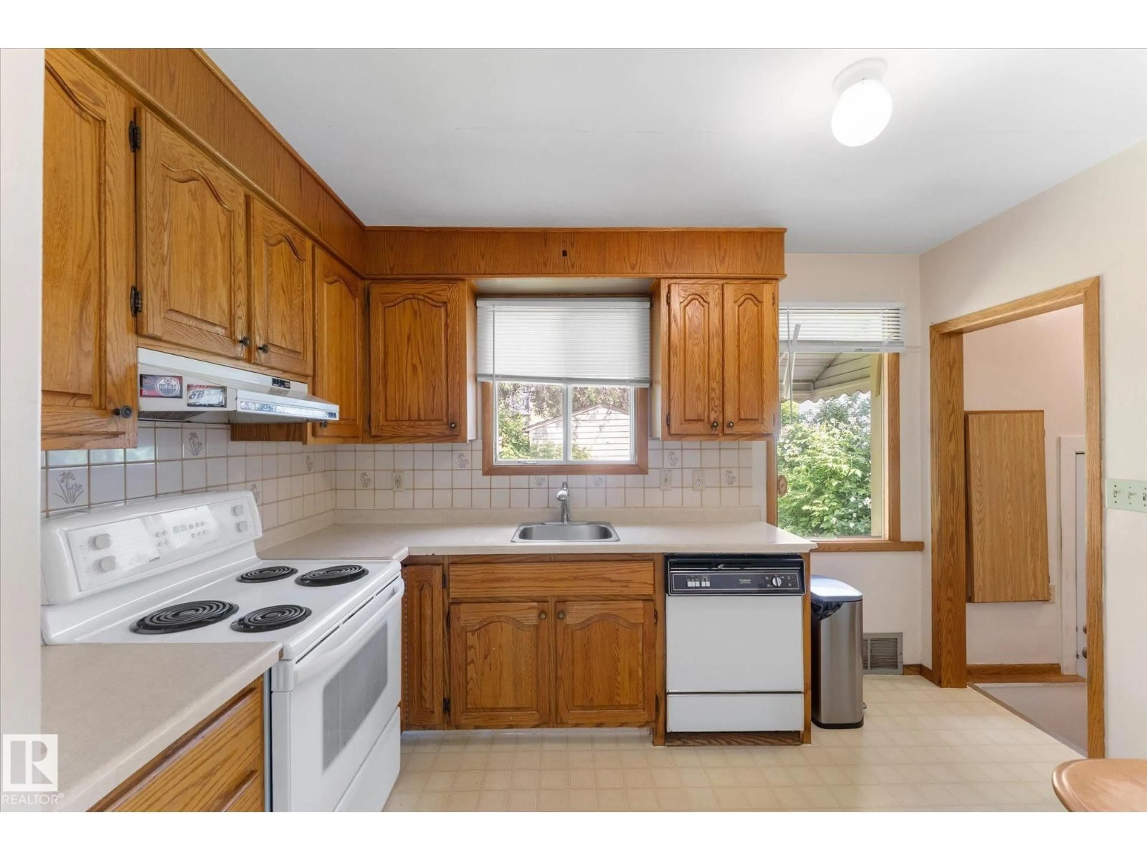 Standard kitchen, unknown for 9315 86 ST, Edmonton Alberta T6C3E6