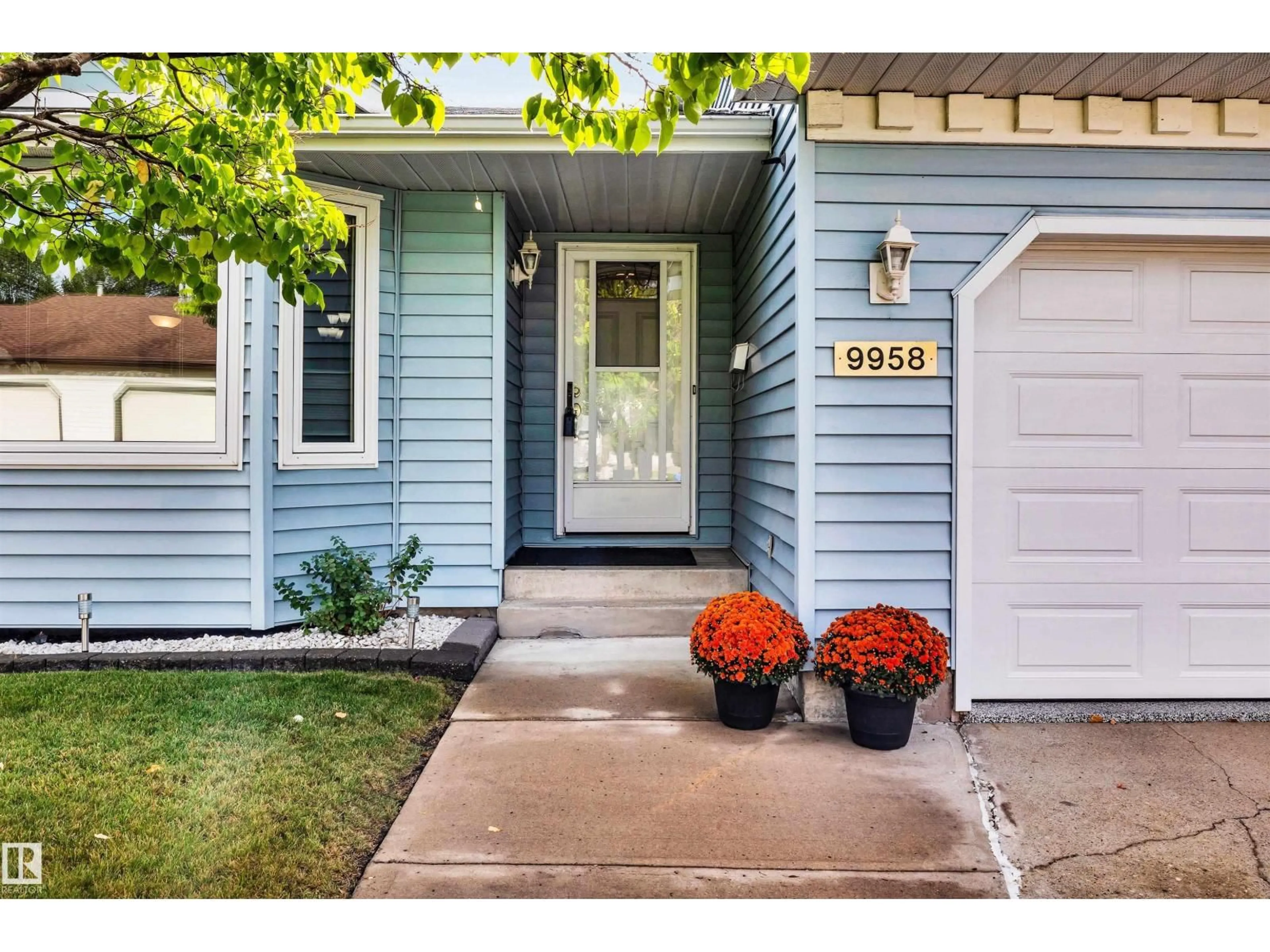 Indoor entryway for NW - 9958 176 AV, Edmonton Alberta T5X5W1