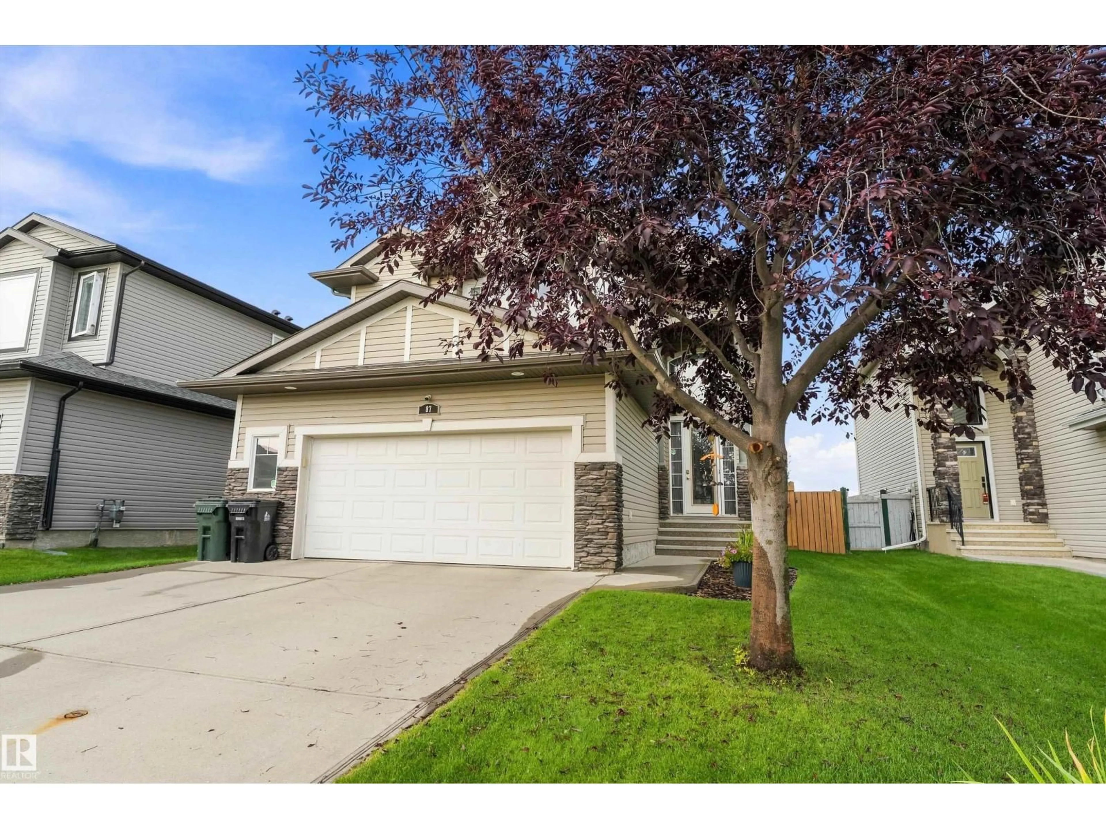 Home with vinyl exterior material, street for 87 LAMPLIGHT DR, Spruce Grove Alberta T7X0G8