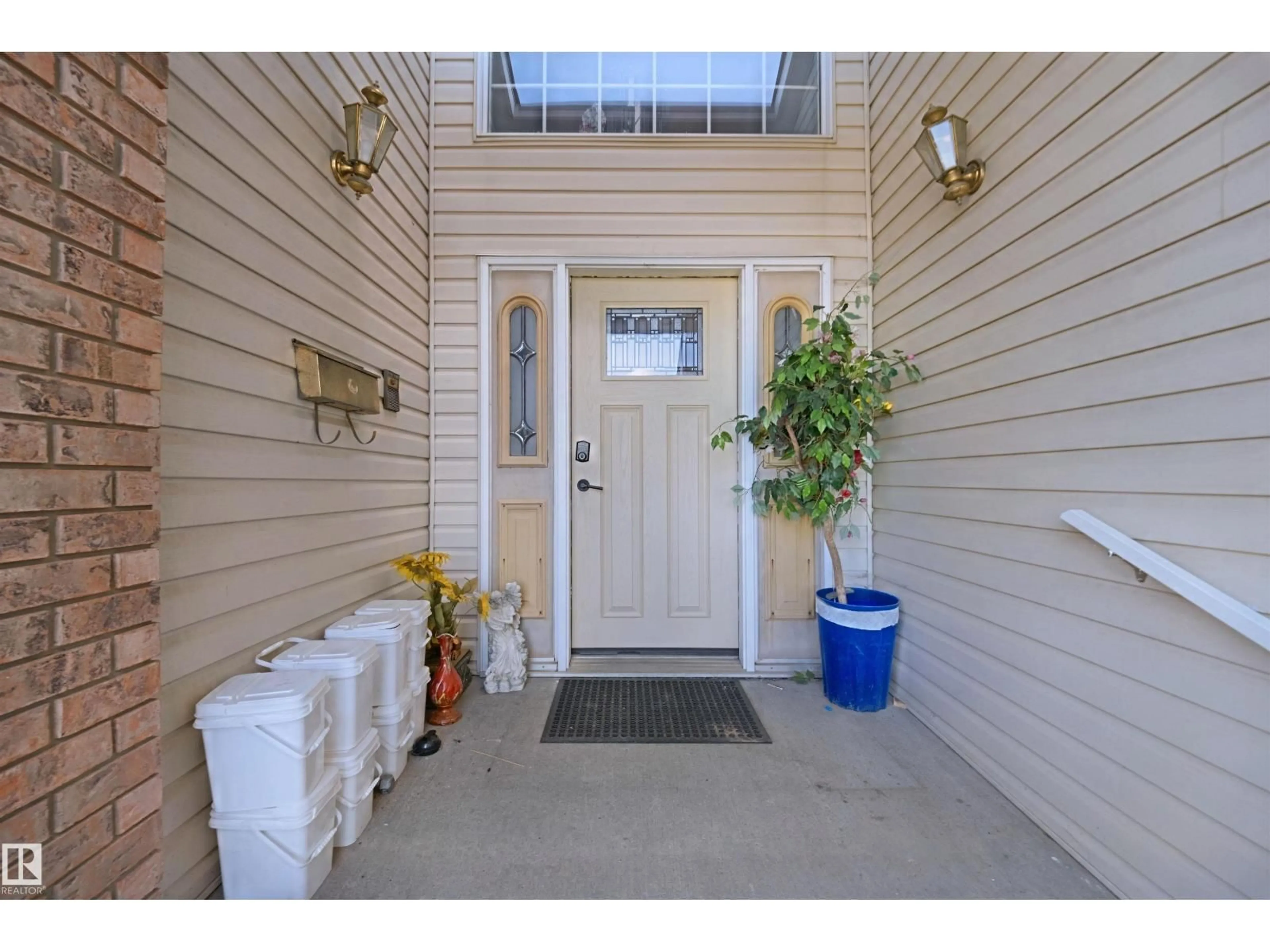Indoor entryway for 5107 17 AV, Edmonton Alberta T6L1X6
