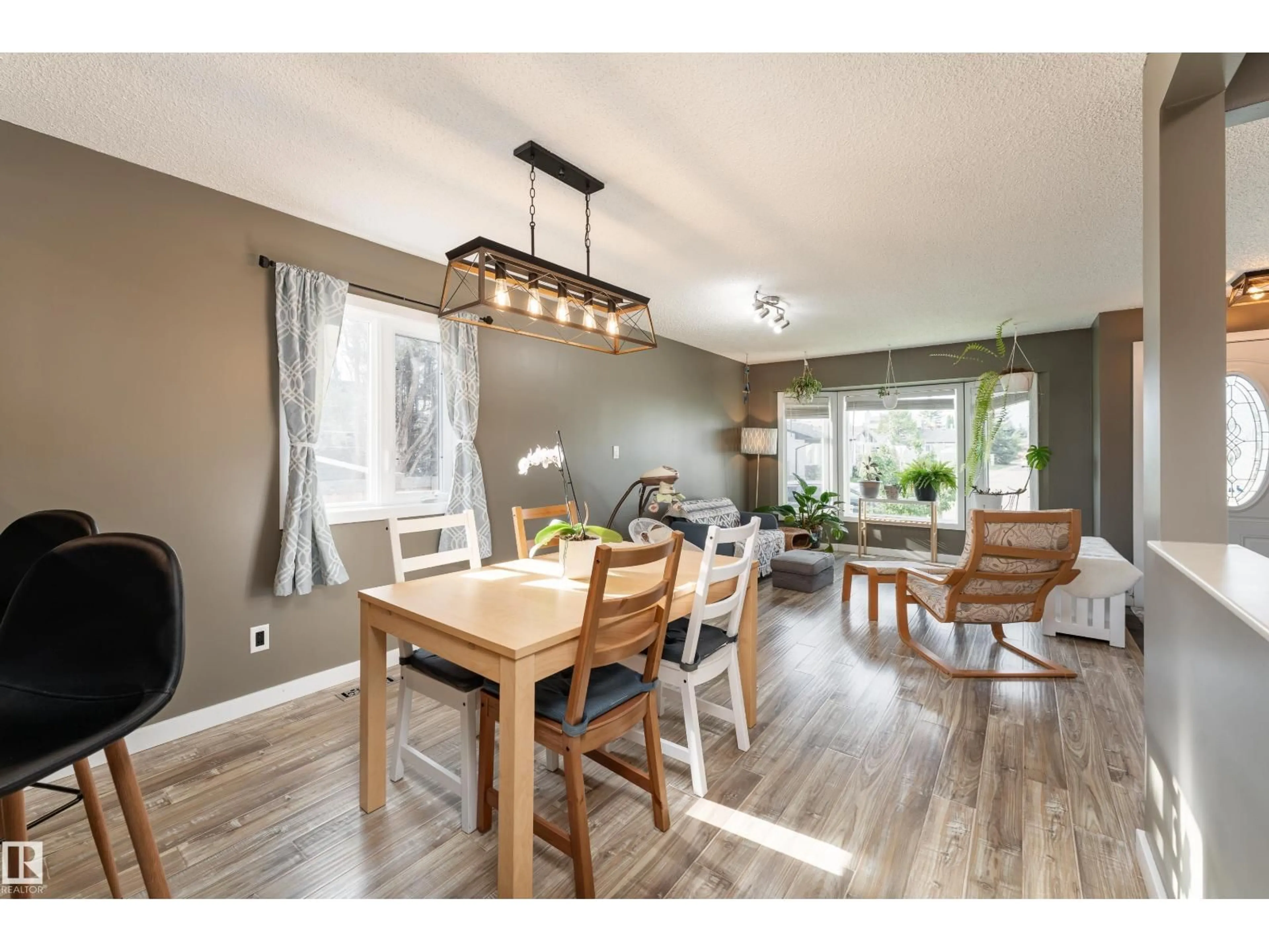 Dining room, wood/laminate floor for 18424 57 AV, Edmonton Alberta T6M1Y2