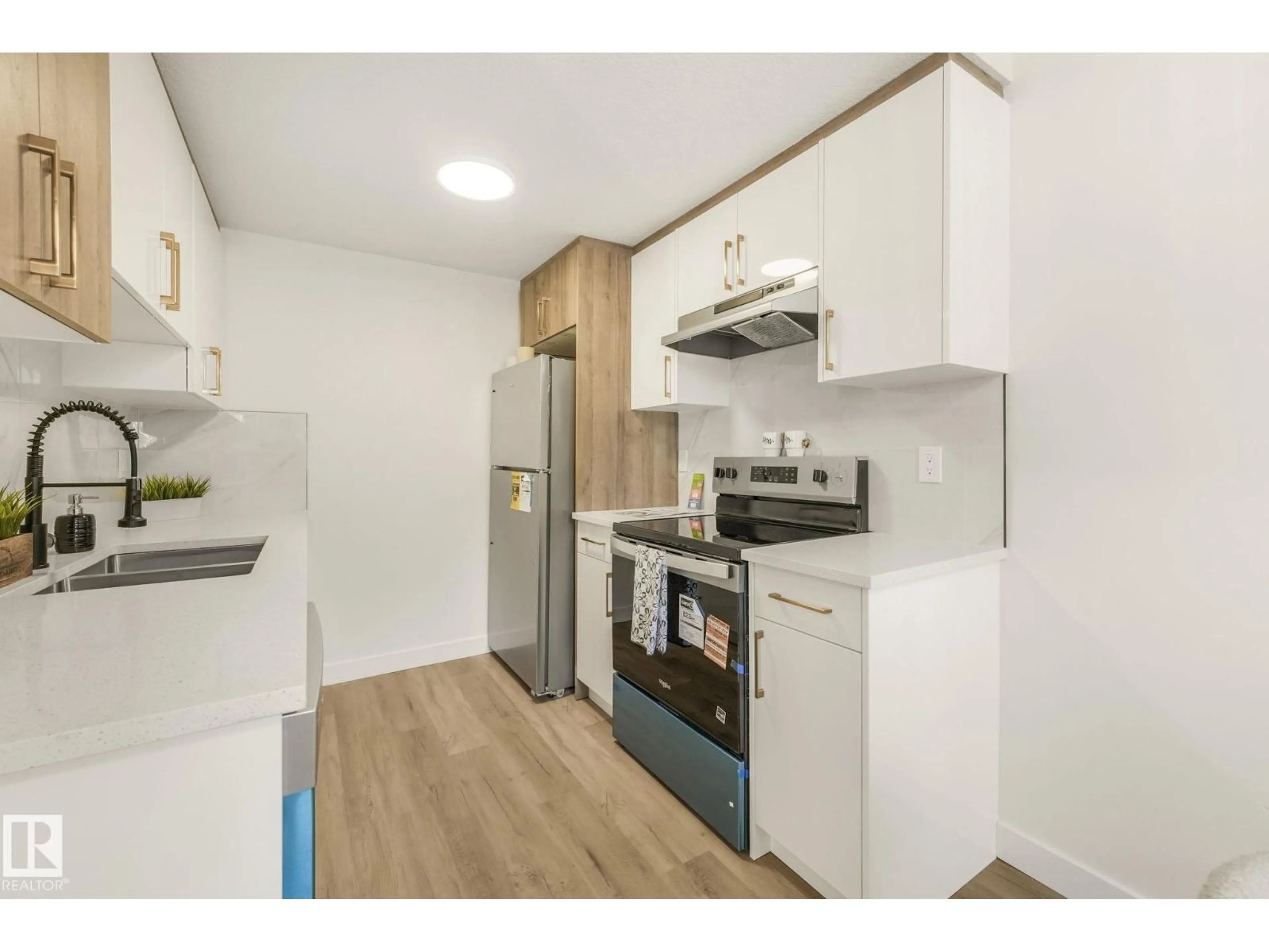 Standard kitchen, wood/laminate floor for 199B HOMESTEAD CR, Edmonton Alberta T5A2Y2
