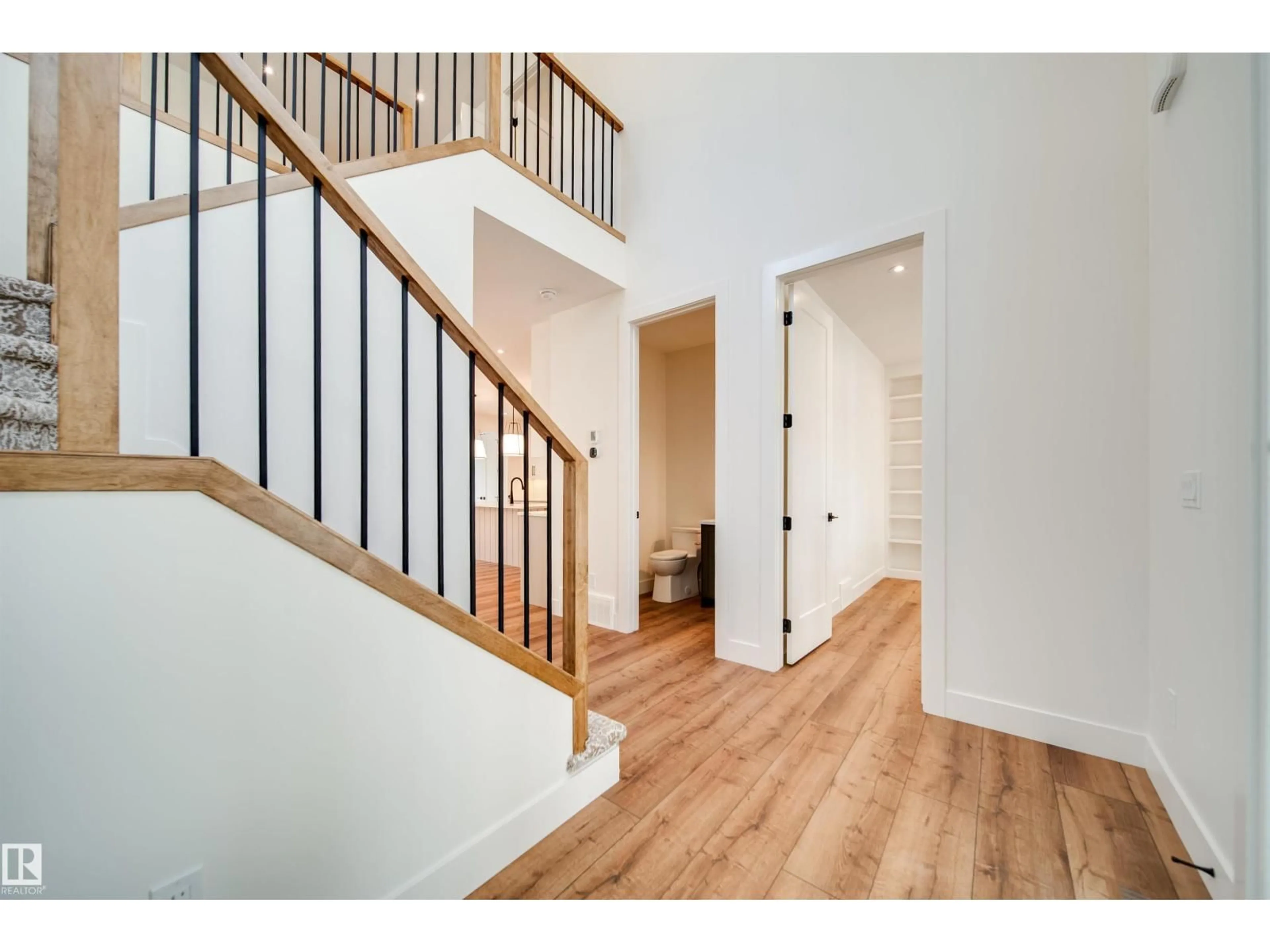 Indoor entryway for 9647 72 AV, Edmonton Alberta T6E0Y7