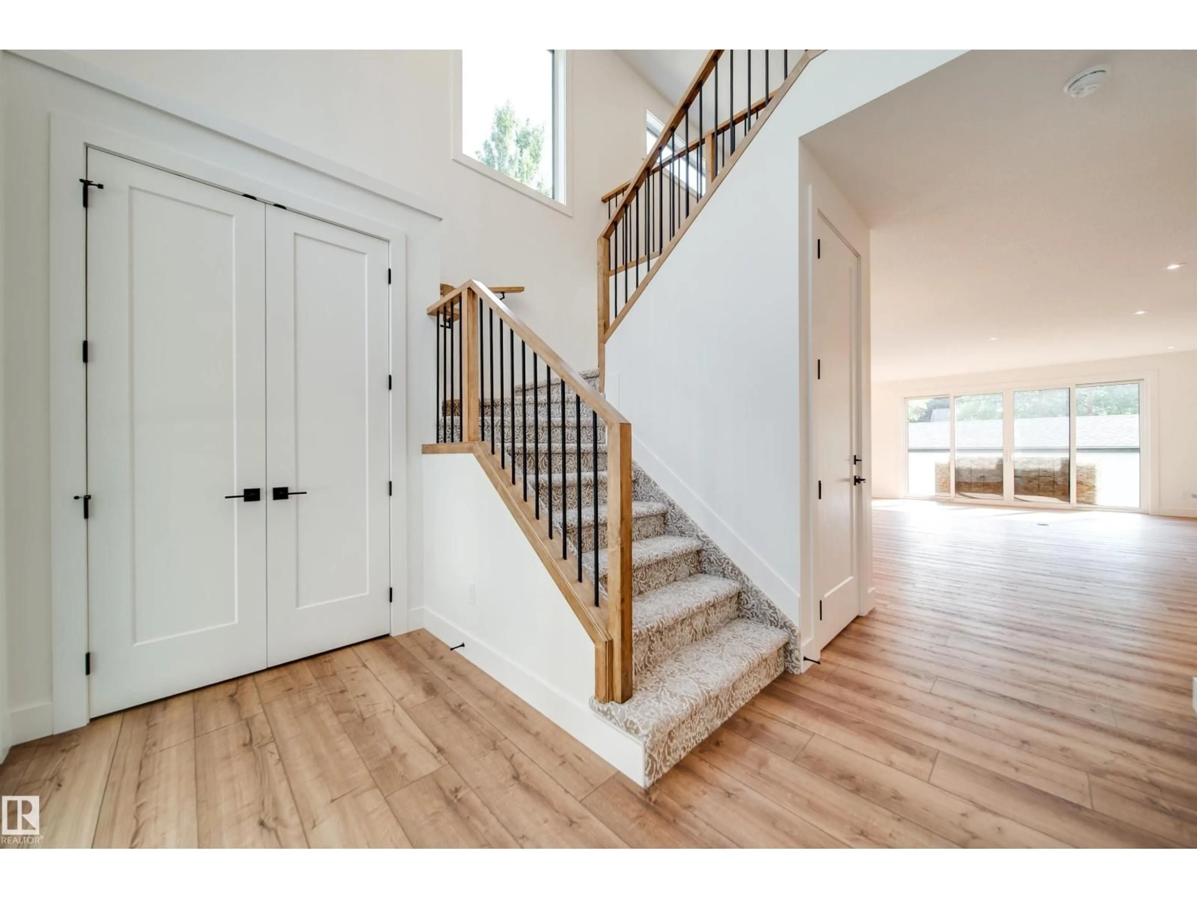 Indoor entryway for 9647 72 AV, Edmonton Alberta T6E0Y7