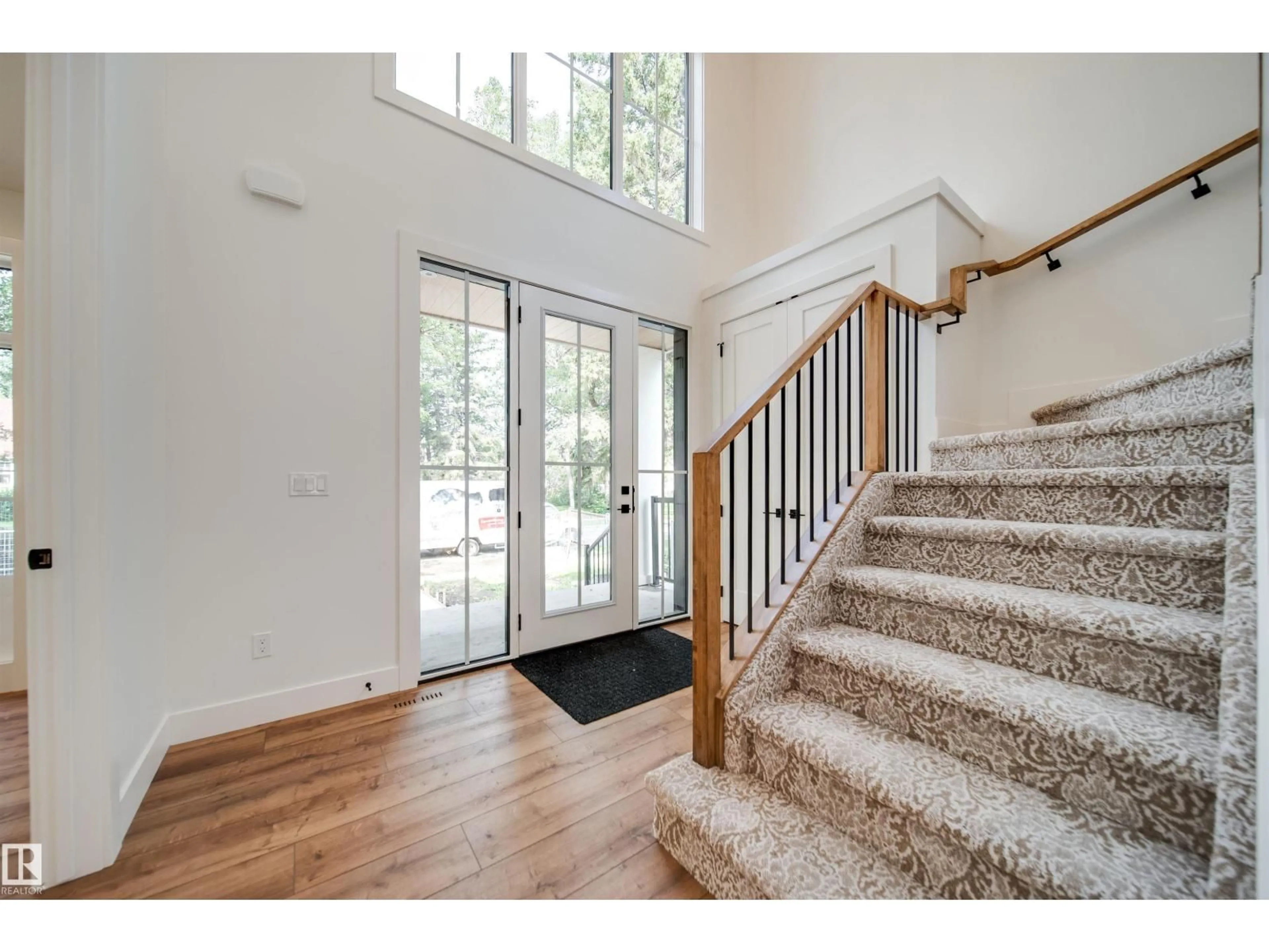 Indoor entryway for 9647 72 AV, Edmonton Alberta T6E0Y7