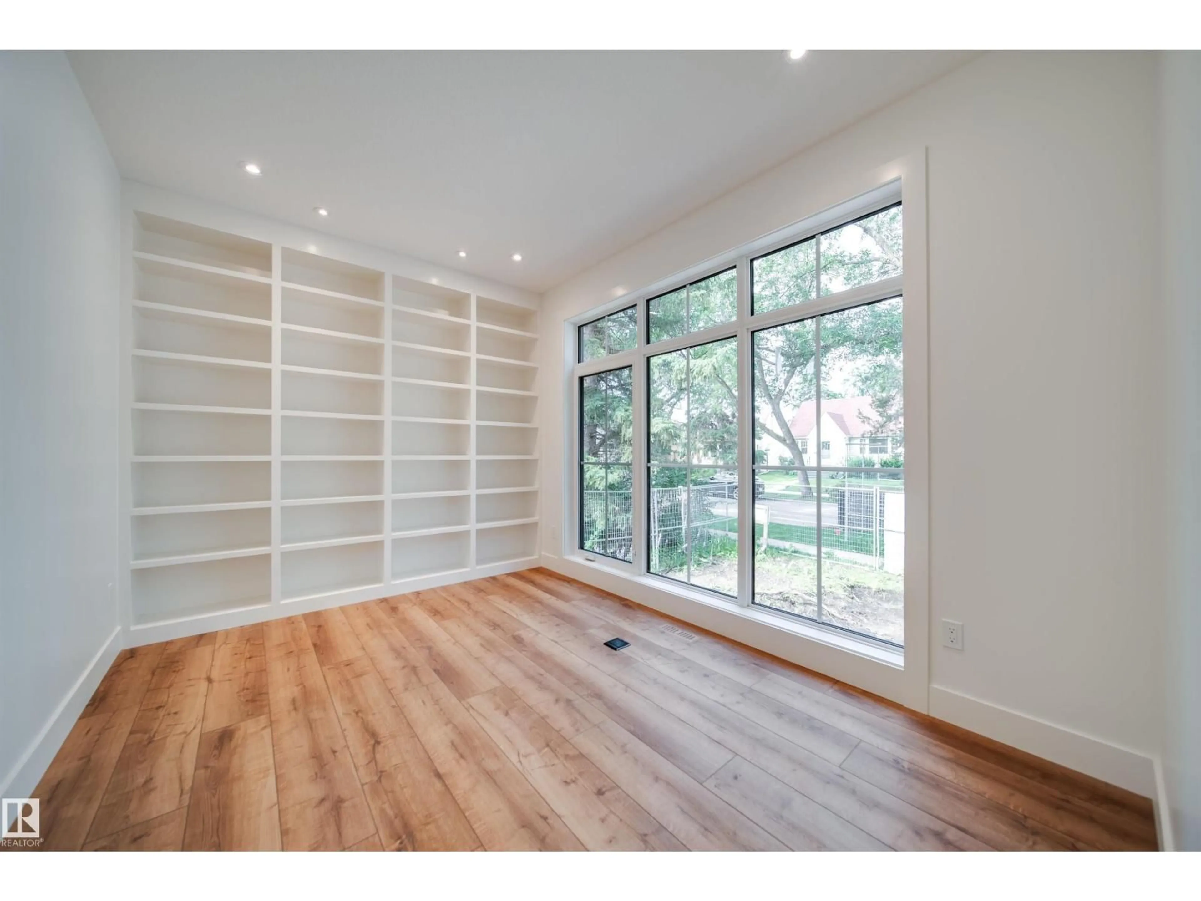 A pic of a room for 9647 72 AV, Edmonton Alberta T6E0Y7