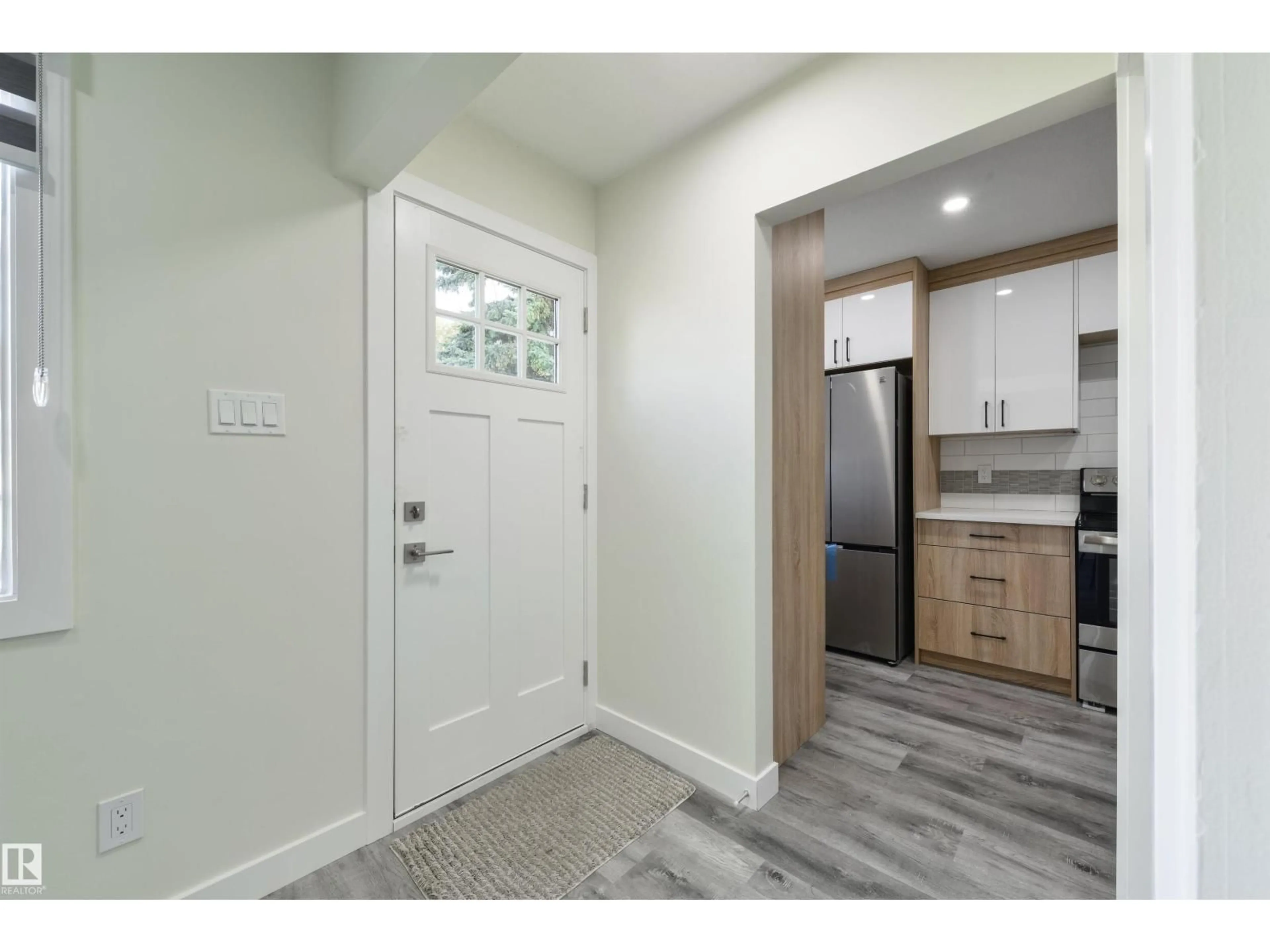 Indoor entryway for 8019 141 AV, Edmonton Alberta T5C2N8